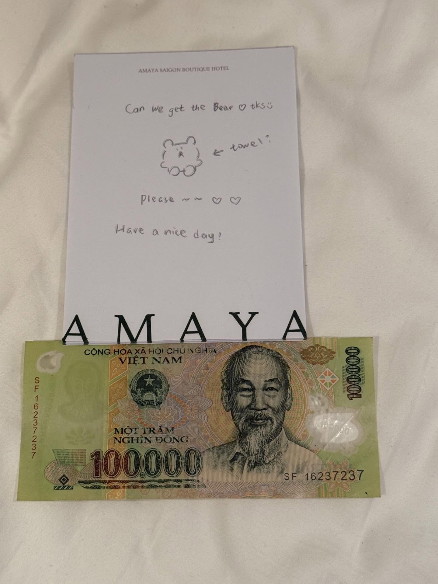 Khách Tây chi 100 nghìn thử thách nhân viên khách sạn, sững sờ nhận về nguyên con cá sấu khổng lồ