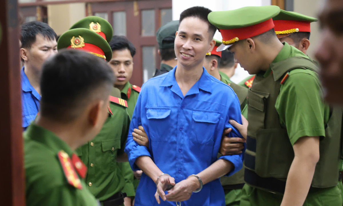 Lê Sỹ Tùng với biểu cảm gây chú ý trong phiên xét xử ngày 9/2