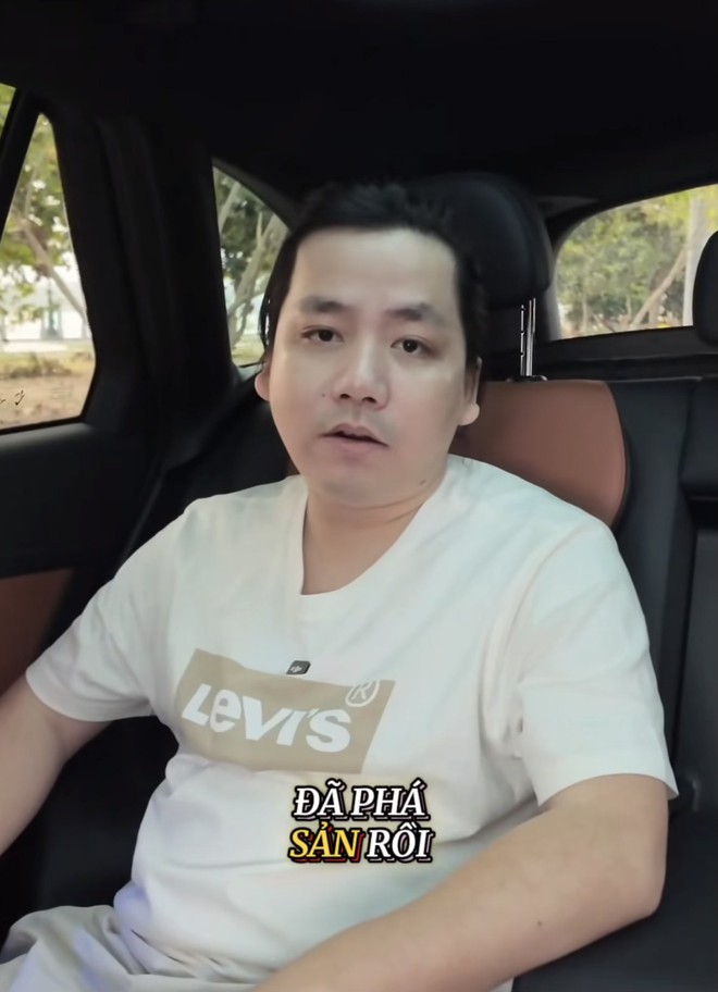 Trước đó, Khoa Pug cũng đăng một clip ngồi trong xe hơi, tiết lộ mình đã phá sản.