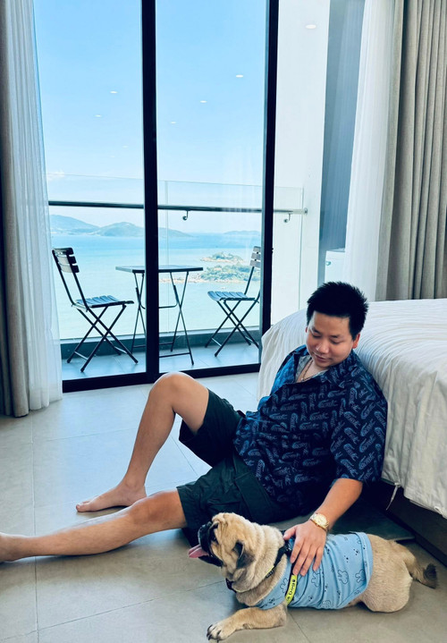 Khoa Pug nổi tiếng với những content sang chảnh, khoe tiền.