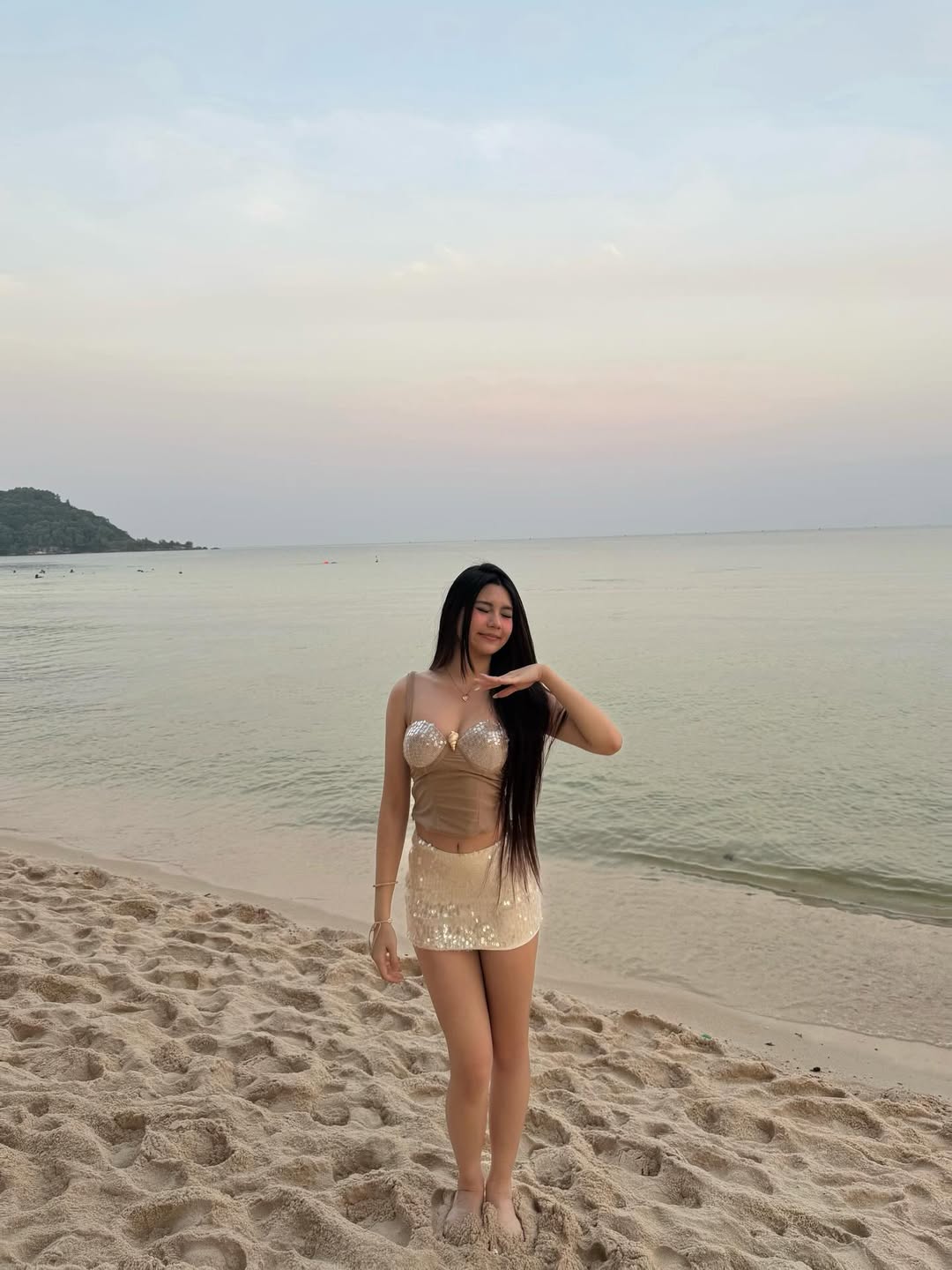 Cộng đồng mạng hết lời khen ngợi Hạt Dẻ bởi từ gương mặt đến vóc dáng đều cực xinh đẹp.