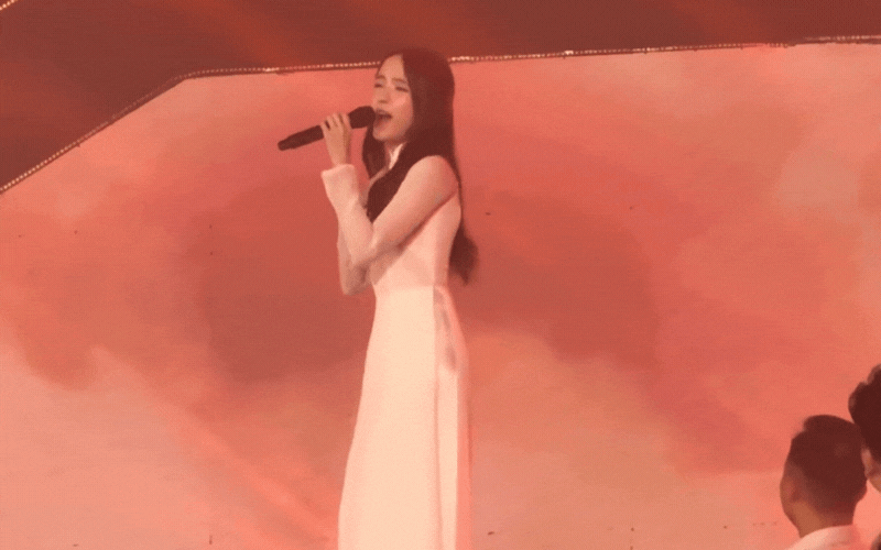 Nữ ca sĩ biểu diễn ở chương trình Bộ Quốc phòng: Hát hay xinh đẹp không thiếu thứ gì, ngày càng được công nhận thực lực