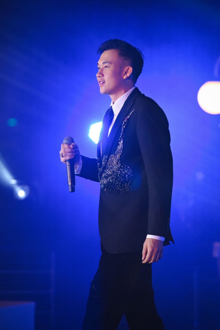 Không dừng lại ở vai trò ca sĩ, Dương Triệu Vũ còn thể hiện năng lực chuyên môn sắc bén khi đảm nhận vị trí giám khảo và huấn luyện viên cho nhiều chương trình truyền hình thực tế (Ảnh: FBNV)