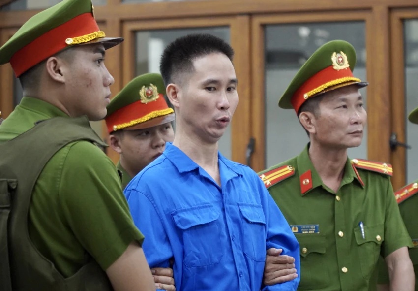 Bị cáo Lê Sỹ Tùng liên tục có biểu hiện trên khuôn mặt khi HĐXX tuyên án. Ảnh: Pháp luật TP.HCM