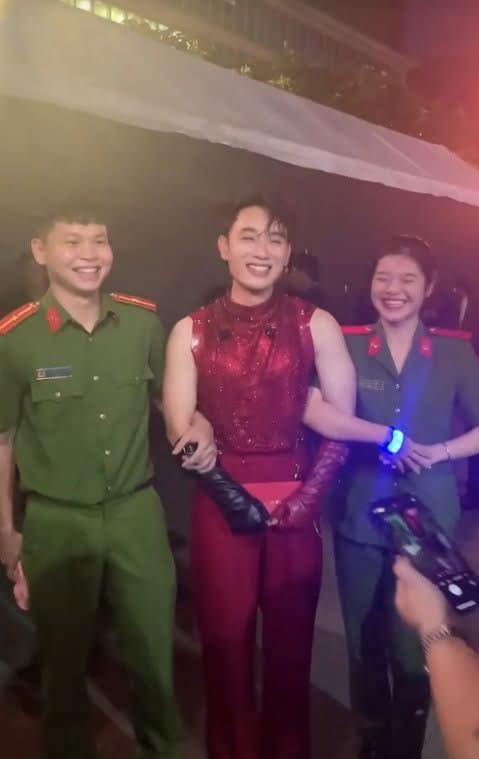 Trước đó, một bức ảnh nam ca sĩ chụp cùng các cán bộ công an tại hậu trường một sự kiện âm nhạc ở TP.HCM cũng từng lan truyền mạnh mẽ (Ảnh: Facebook)