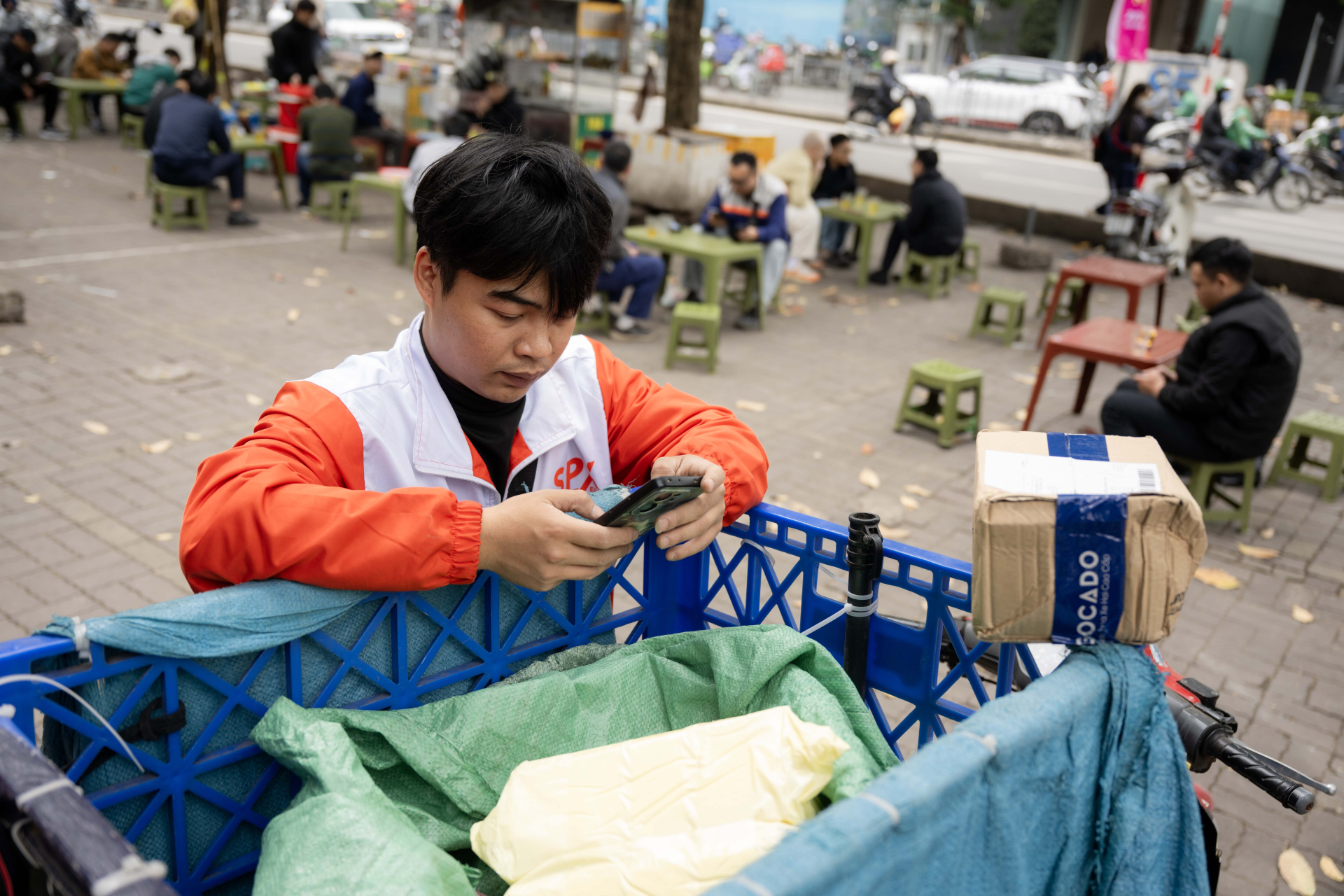 Chuyện gì xảy ra trong ngày làm việc cuối cùng của các shipper ở Hà Nội?