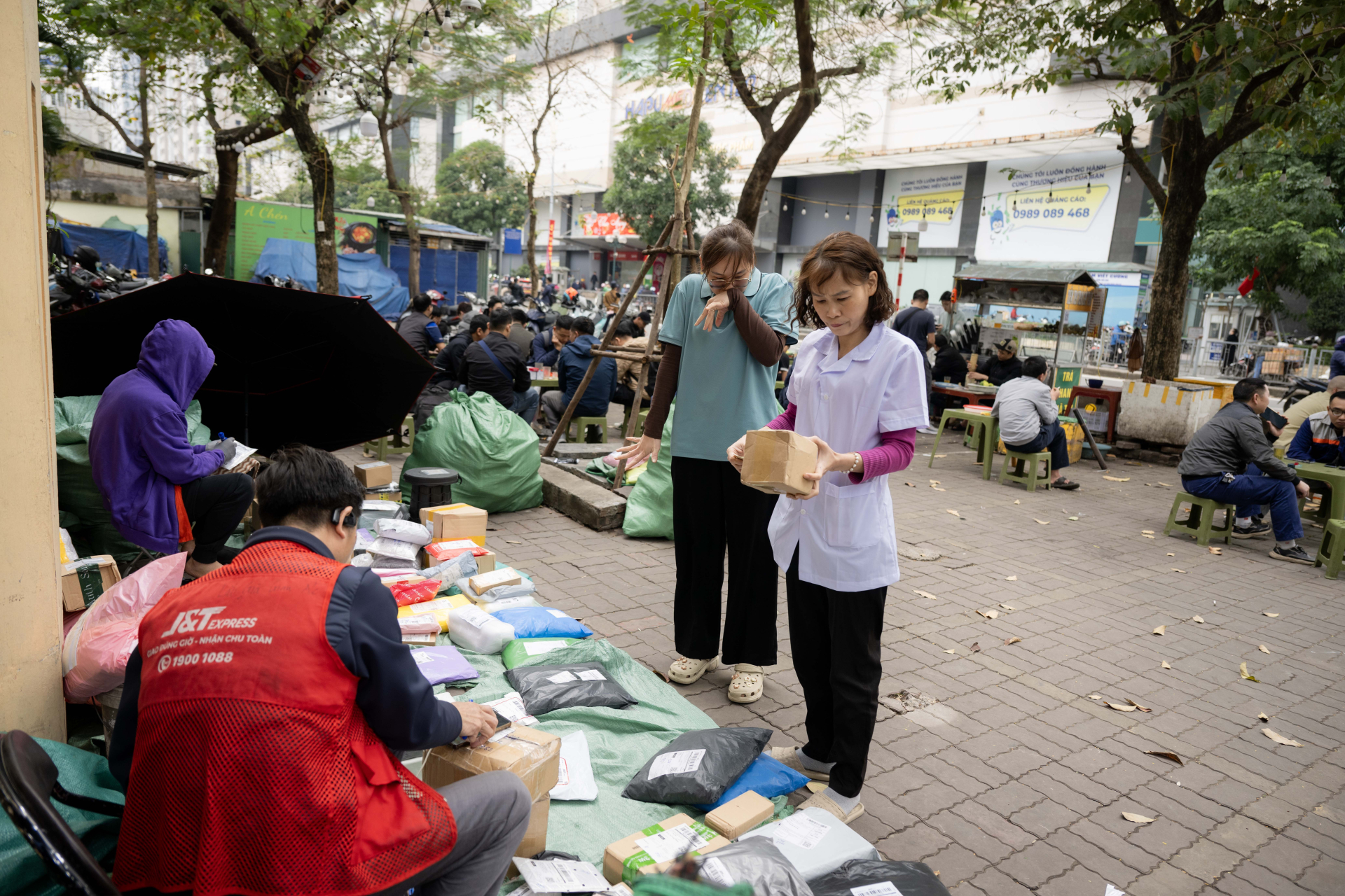 Shipper của các đơn vị giao hàng khác nhau vẫn làm việc đến ngày cuối cùng