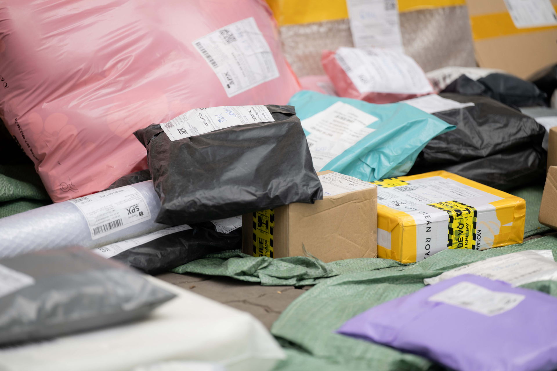 Chuyện gì xảy ra trong ngày làm việc cuối cùng của các shipper ở Hà Nội?