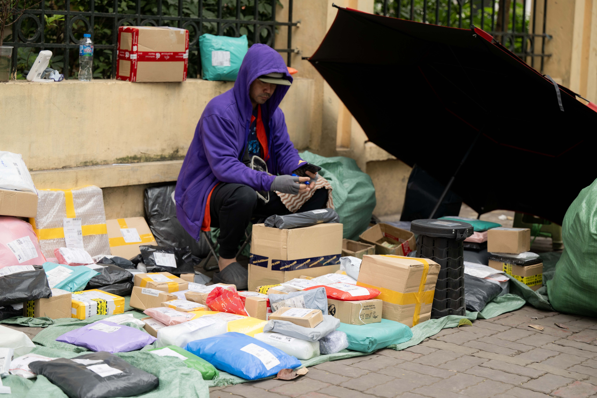 Chuyện gì xảy ra trong ngày làm việc cuối cùng của các shipper ở Hà Nội?