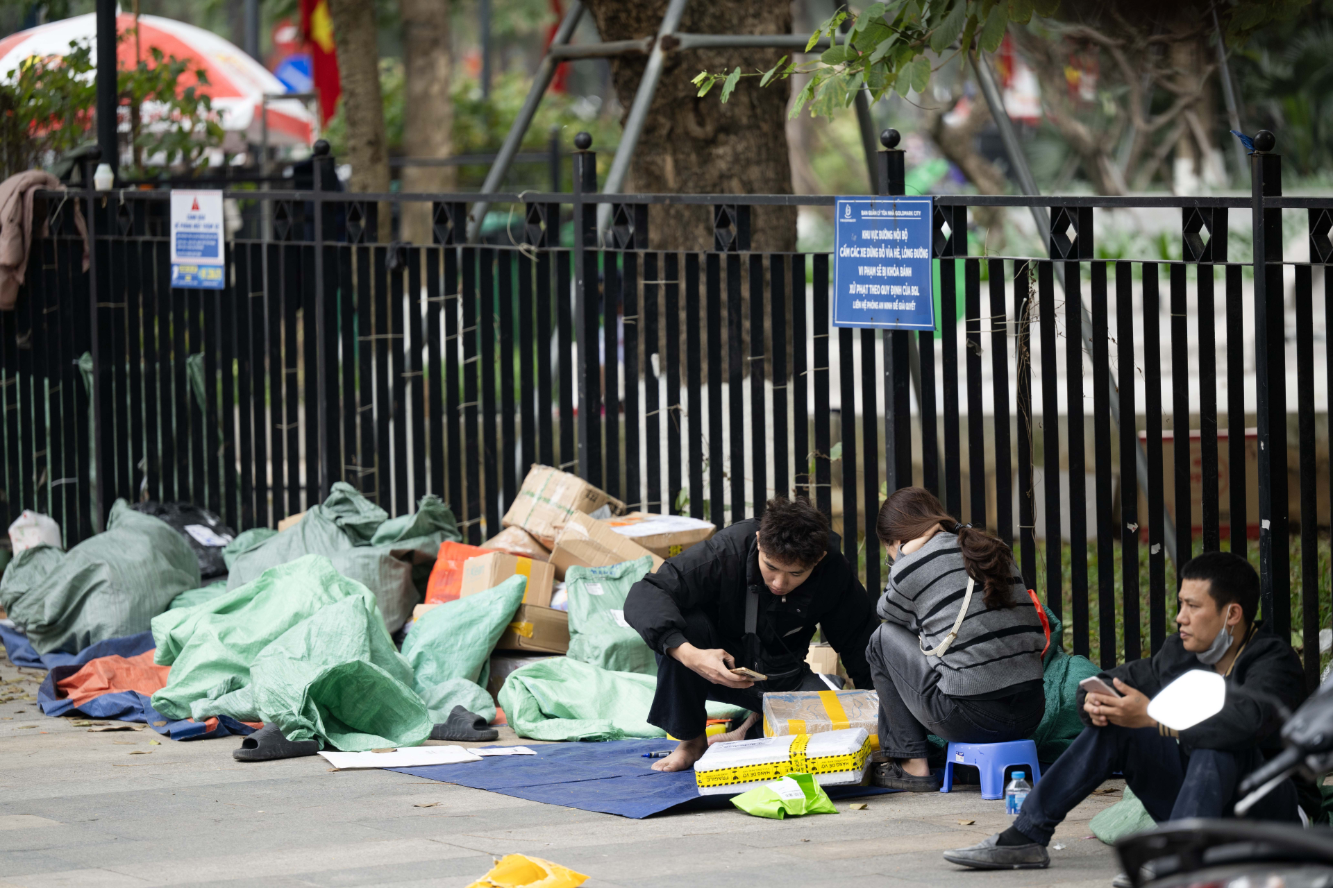 Chuyện gì xảy ra trong ngày làm việc cuối cùng của các shipper ở Hà Nội?