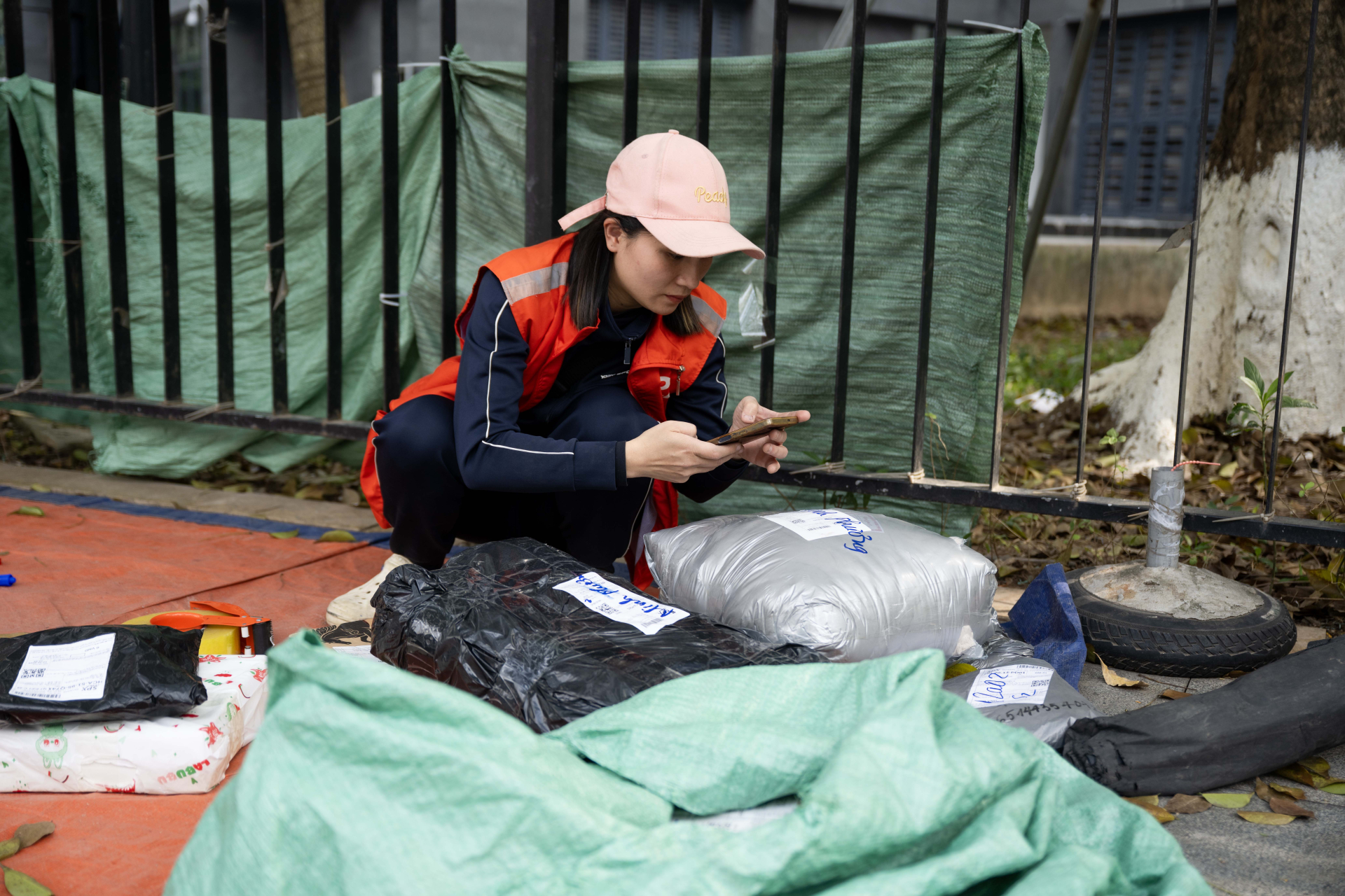 Vẫn là các đơn hàng song công việc của họ có phần bớt gấp gáp hơn