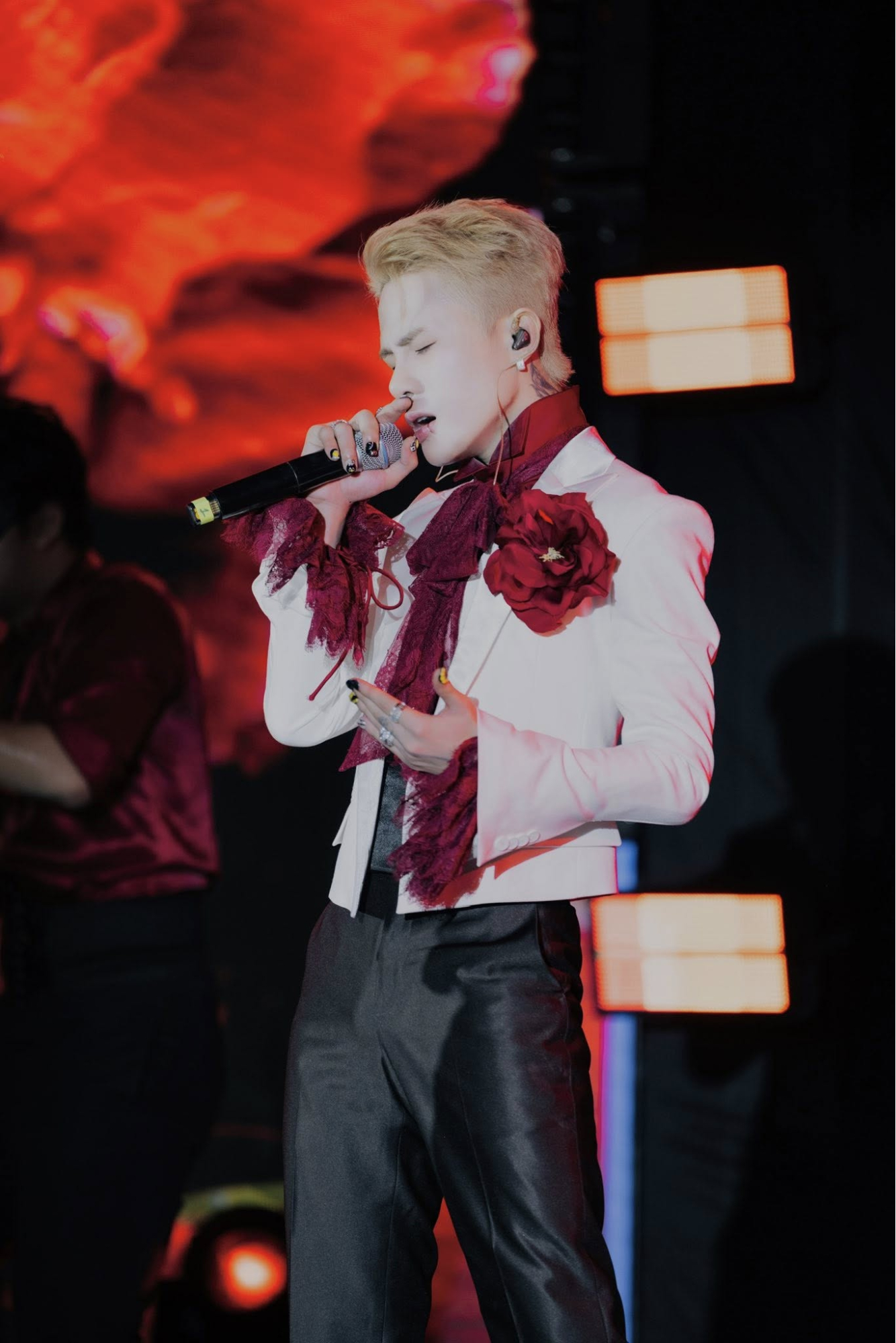   Jack từng bị cấm diễn 9 tháng trên toàn quốc và phạt 55 triệu đồng vì biểu diễn bài hát có ca từ trái thuần phong mỹ tục trong đêm nhạc ở Hà Nội vào tháng 10/2025 (Ảnh: FBNV)  