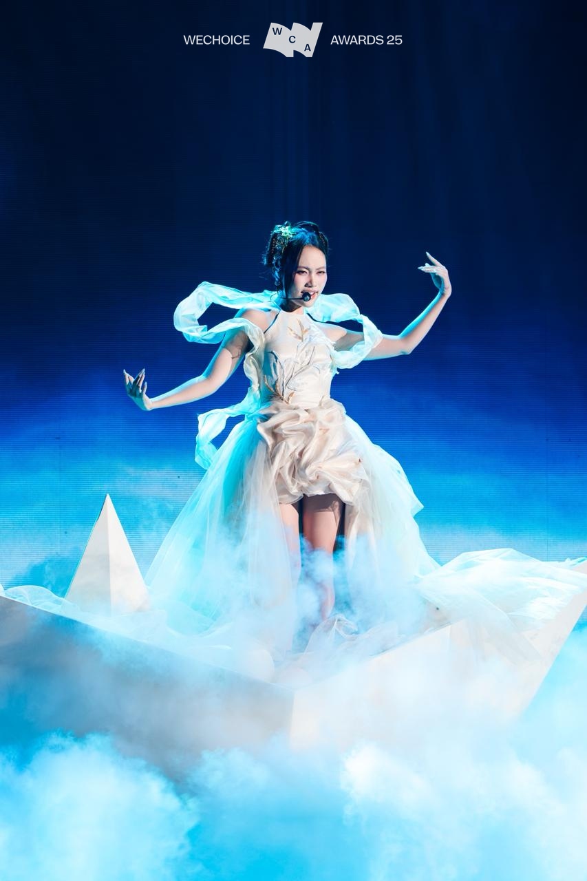 Phương Mỹ Chi đã có tiết mục trình diễn Buôn Trăng x Vỗ Tay với đàn chị Phương Ly, đem đến 2 màu sắc âm nhạc trên cùng 1 sân khấu