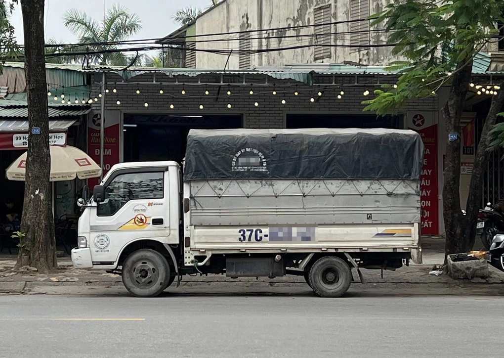 Anh Mạnh Hùng - chủ cửa hàng cũng mang xe tải đến đậu trước cơ sở kinh doanh của chủ xe. (Ảnh: Facebook)