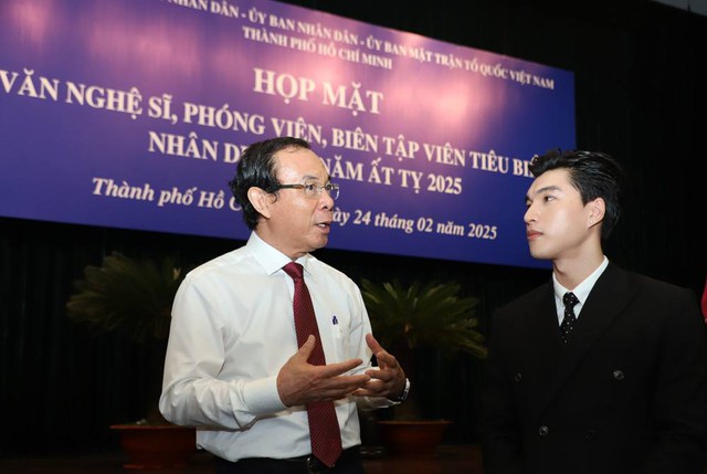 Tại buổi họp mặt văn nghệ sĩ và báo chí dịp đầu năm Ất Tỵ 2025 ở TP.HCM, HIEUTHUHAI bày tỏ niềm tự hào khi được góp phần vào những bước tiến của văn hóa - nghệ thuật Việt Nam (Ảnh: Facebook) 