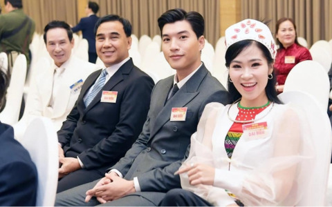 Trước đó, HIEUTHUHAI từng gây chú ý khi tham dự Hội nghị gặp mặt đại biểu văn nghệ sĩ diễn ra tại Hà Nội ngày 30/12 (Ảnh: Facebook)