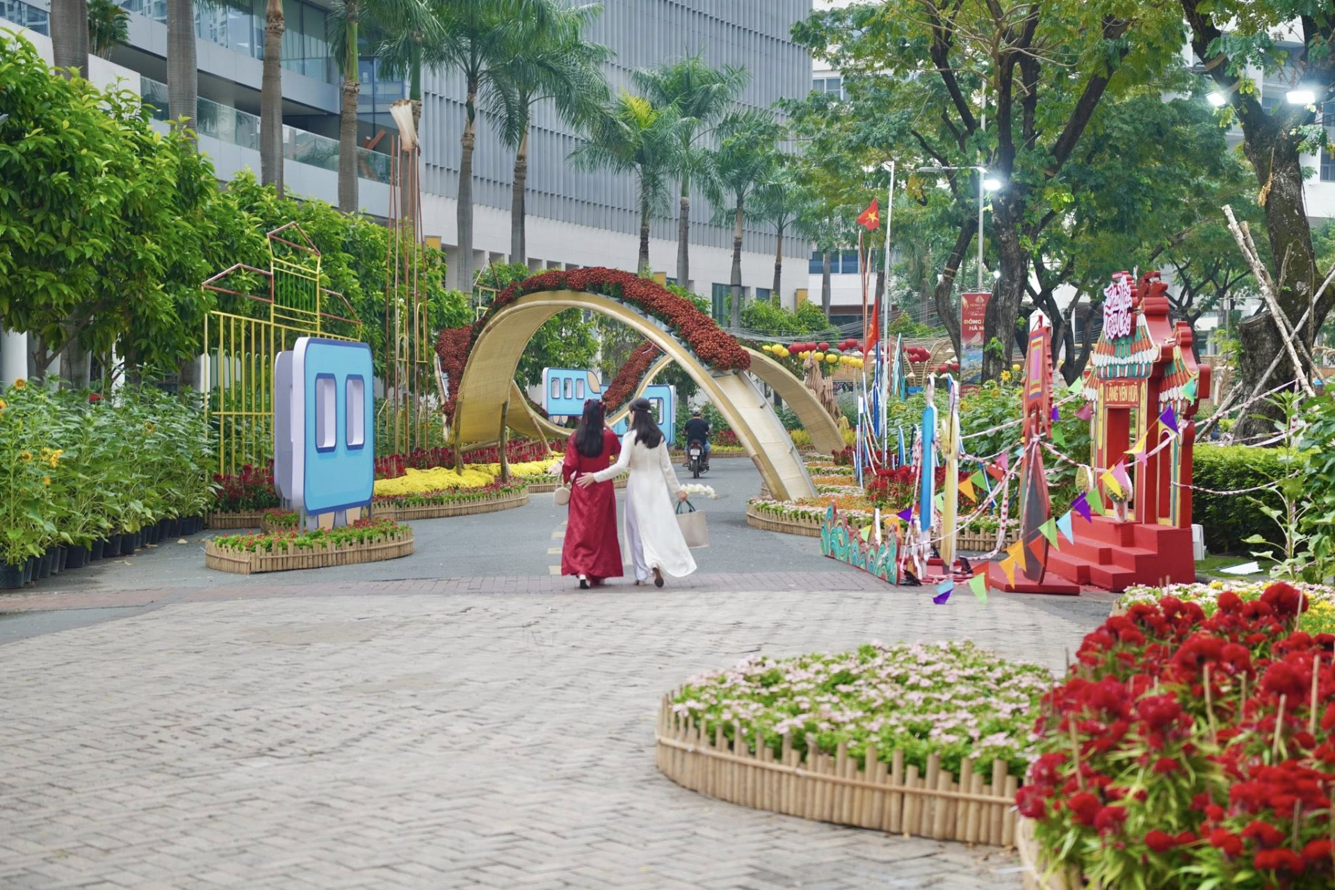   Linh vật ngựa và biểu tượng đặc trưng của thành phố được trang trí vô cùng ấn tượng. Ảnh: Đi Cùng Phúc, Anh Thơ   