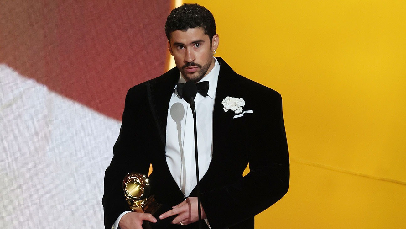 Song song với thành công thương mại, Bad Bunny xây dựng một bảng thành tích giải thưởng đồ sộ (Ảnh: Getty Image)