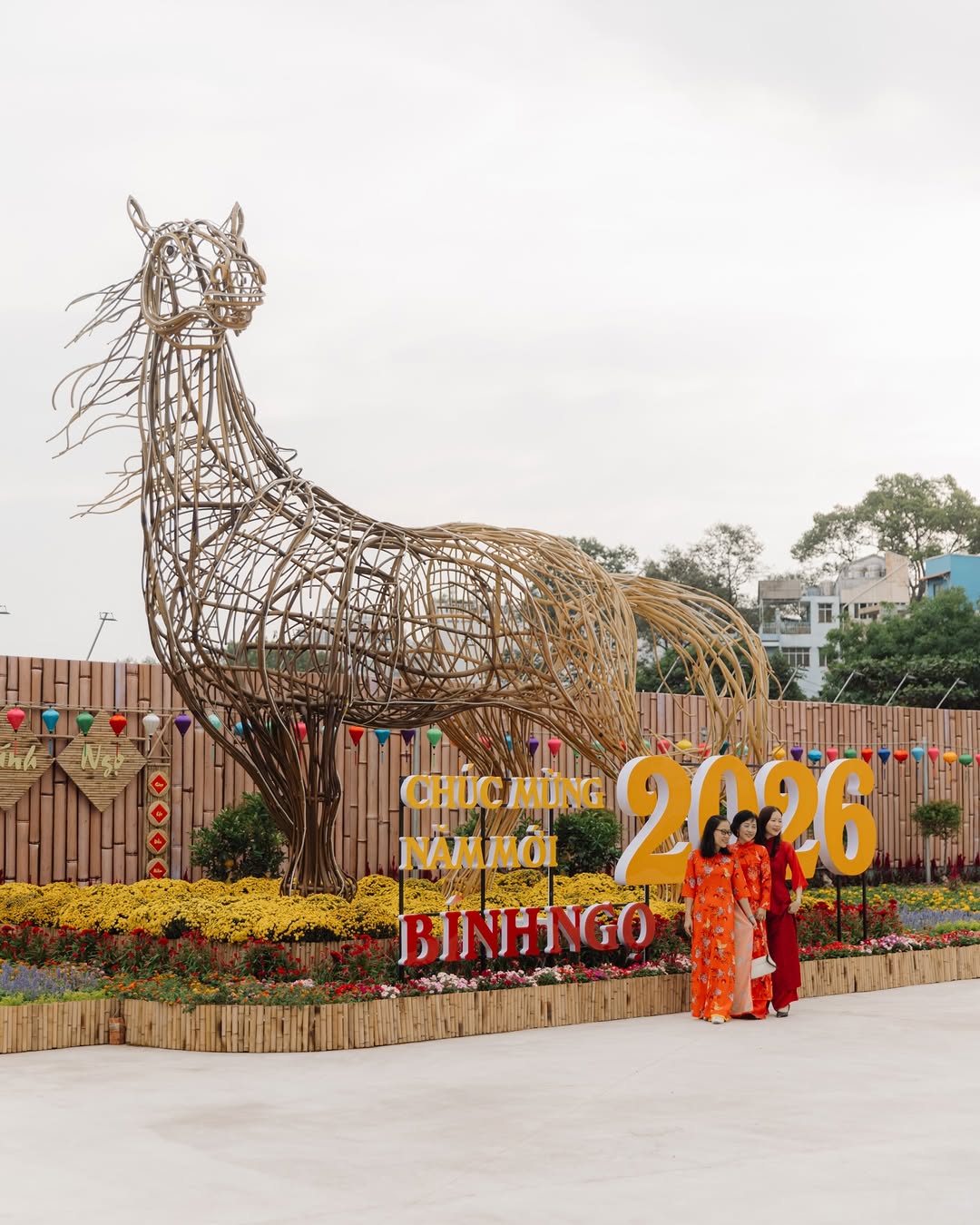   Linh vật ngựa được làm từ những sợi thép. Ảnh: @chupchoetsaigon  