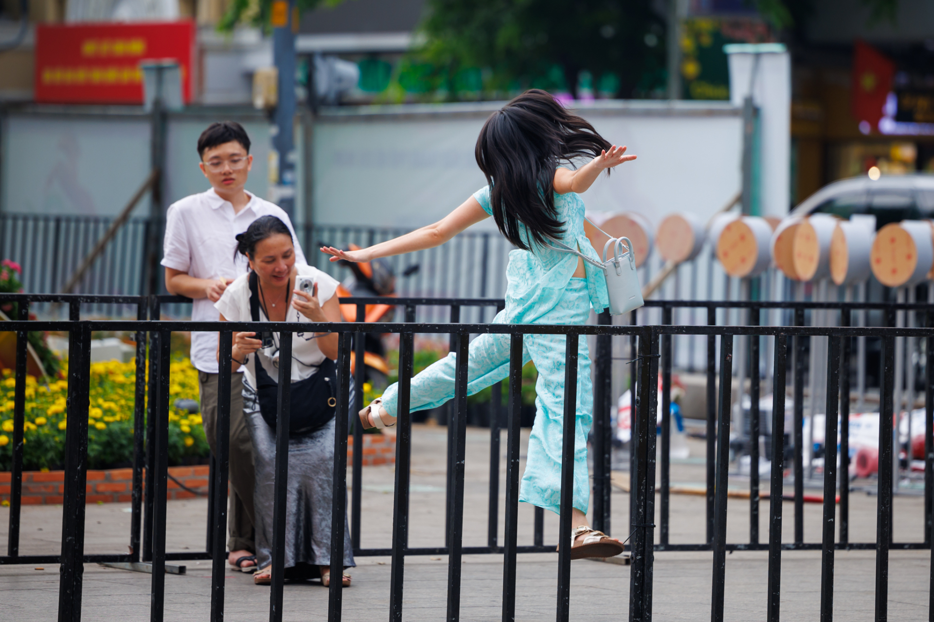   Dù chưa chính thức mở cửa nhưng Đường hoa Nguyễn Huệ đã thu hút rất nhiều du khách đến chụp ảnh  