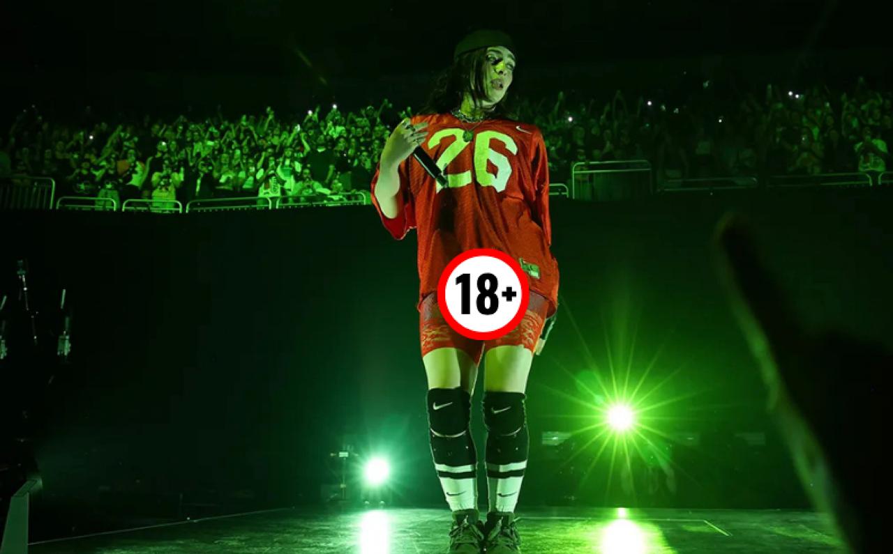 Outfit đỏ này càng trở thành tâm điểm chỉ trích khi đây là đêm diễn mở màn tour Hit Me Hard And Soft (Ảnh: Getty)