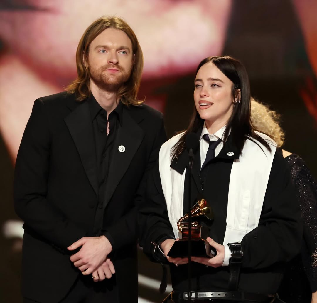 Billie Eilish hiện sở hữu 9 giải Grammy và 2 tượng vàng Oscar, một thành tích đáng nể với một nghệ sĩ sinh năm 2001