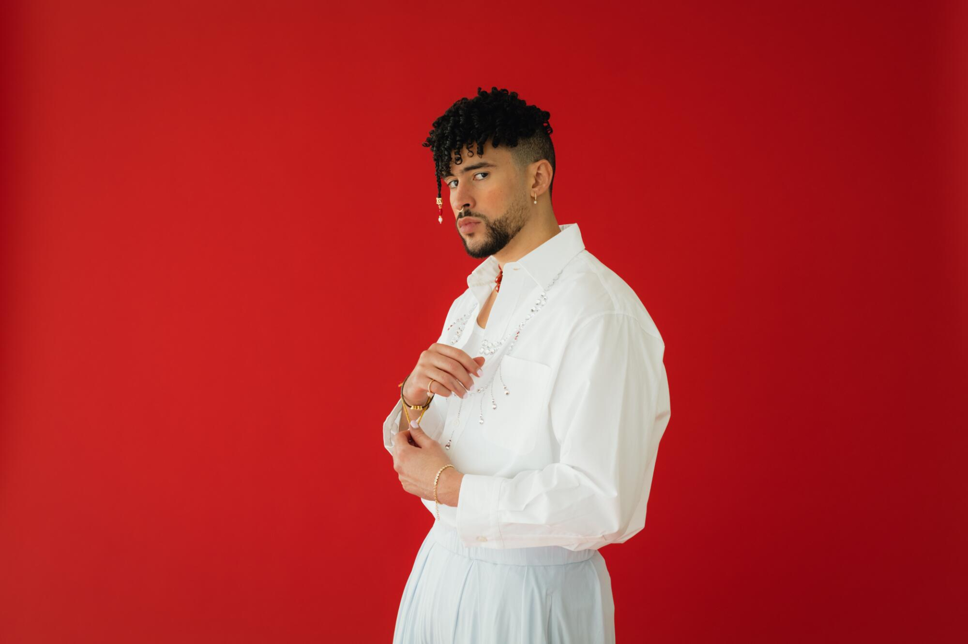 Trước khi trở thành biểu tượng âm nhạc quốc tế, Bad Bunny lớn lên tại Vega Baja trong một gia đình lao động bình thường (Ảnh: X)