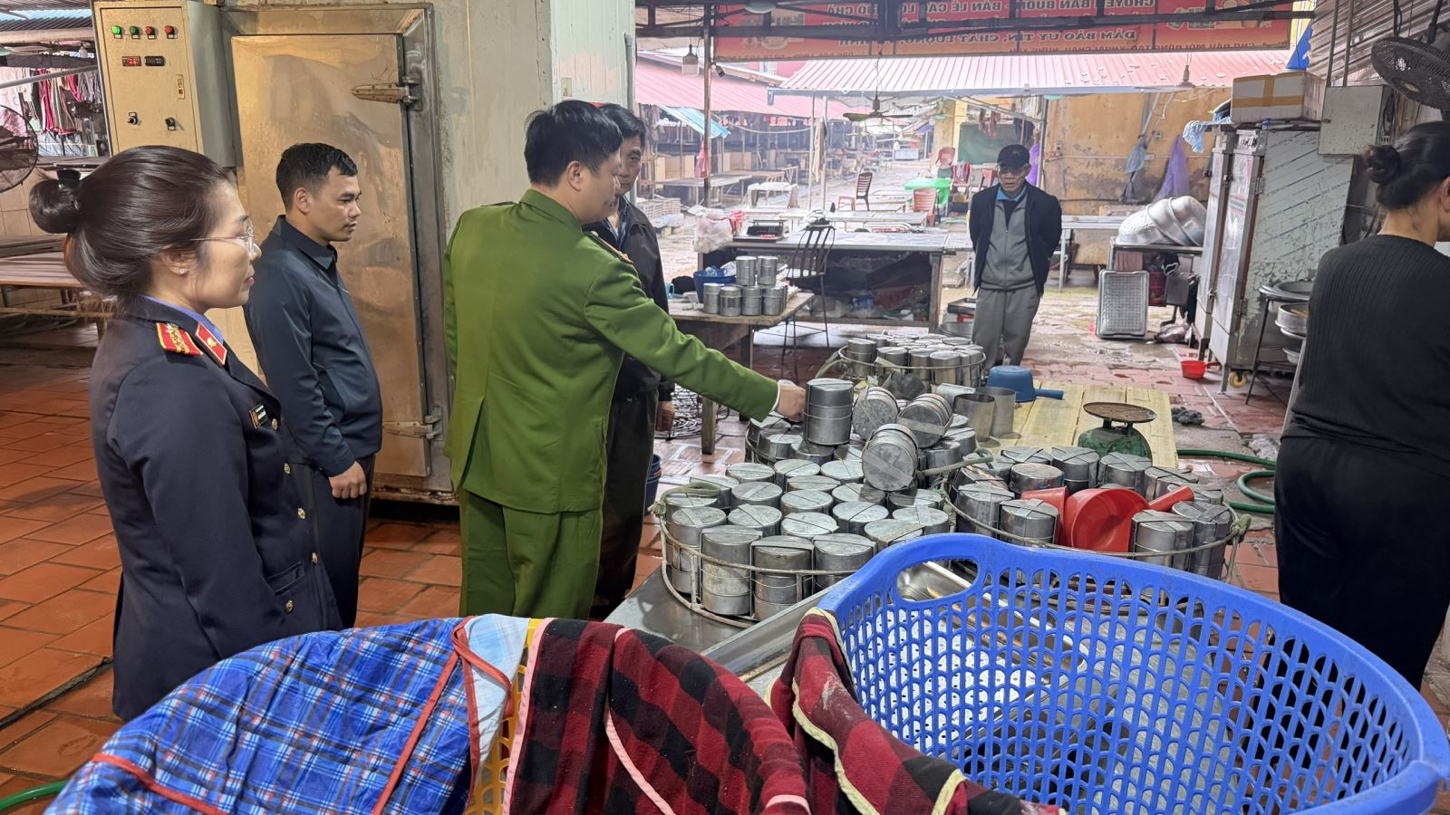 Lực lượng chức năng kiểm tra, xử lý Cơ sở sản xuất giò chả Đoàn Huyền