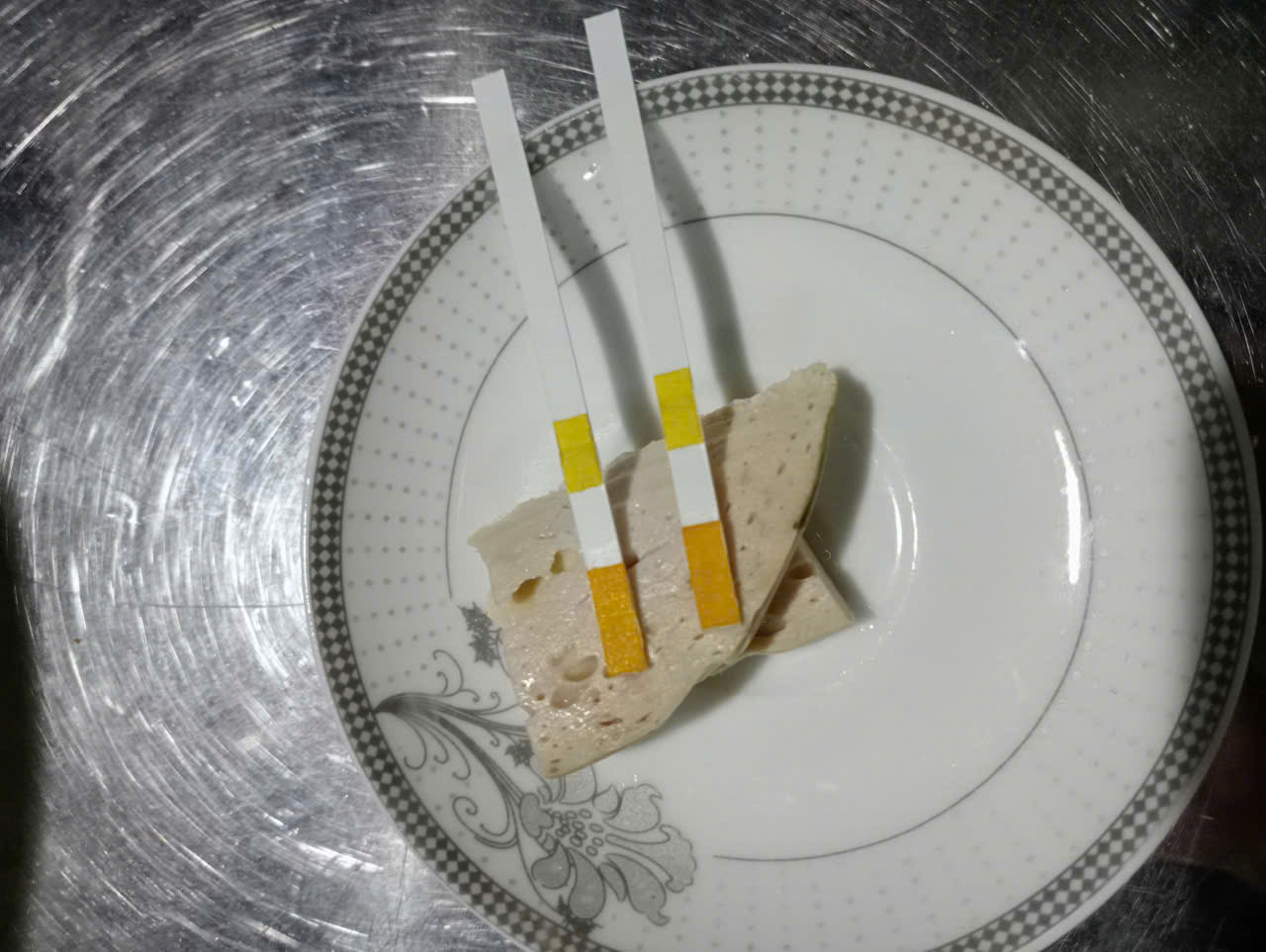 750 cây giò, 720 túi xúc xích chứa chất cấm: Khởi tố mẹ con chủ cơ sở tại chợ đầu mối Đông Tảo