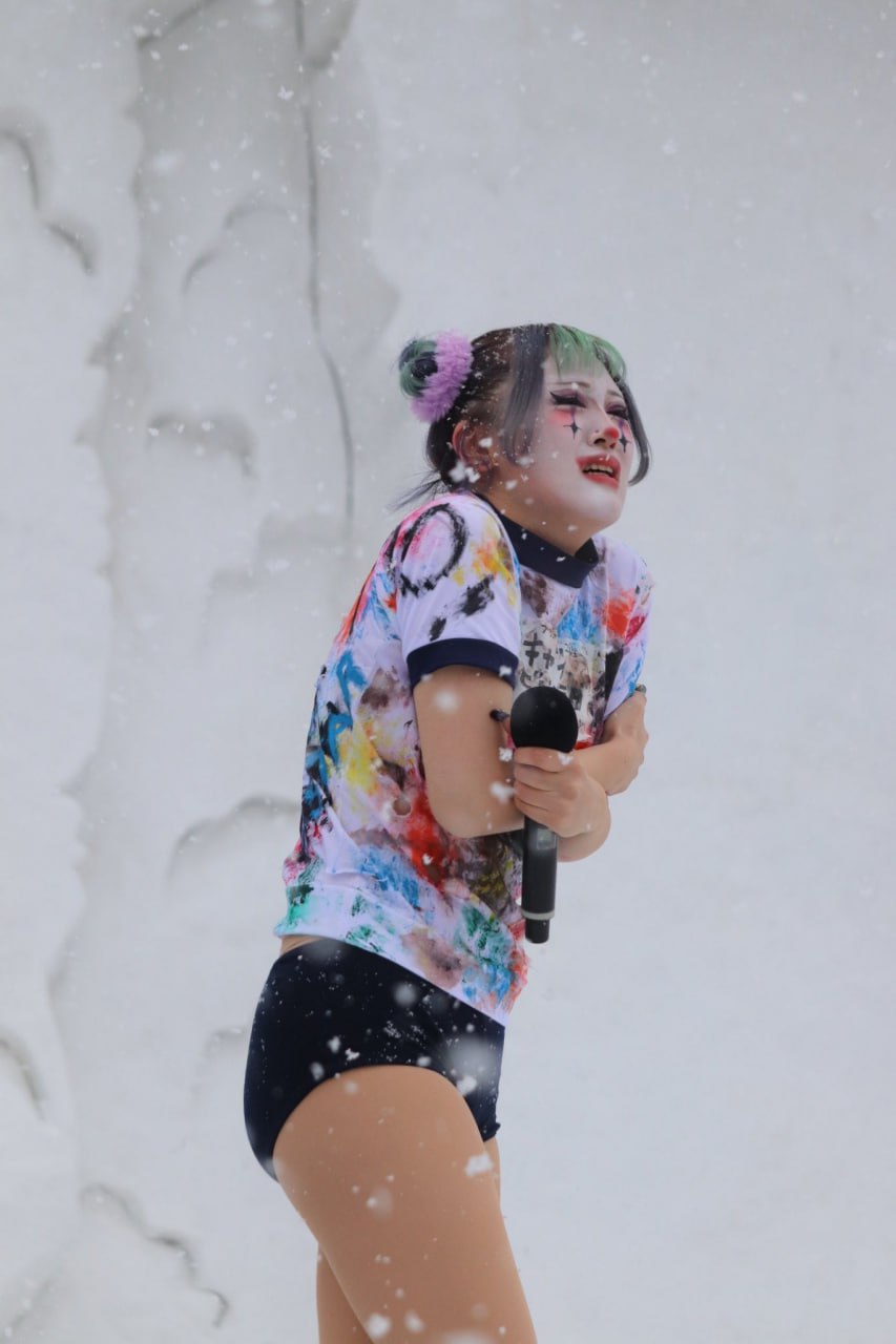 Nhóm nữ cả cõi mạng kêu gọi tan rã: Mặc đồ bơi biểu diễn dưới trời tuyết, bị đe doạ phải đóng phim người lớn