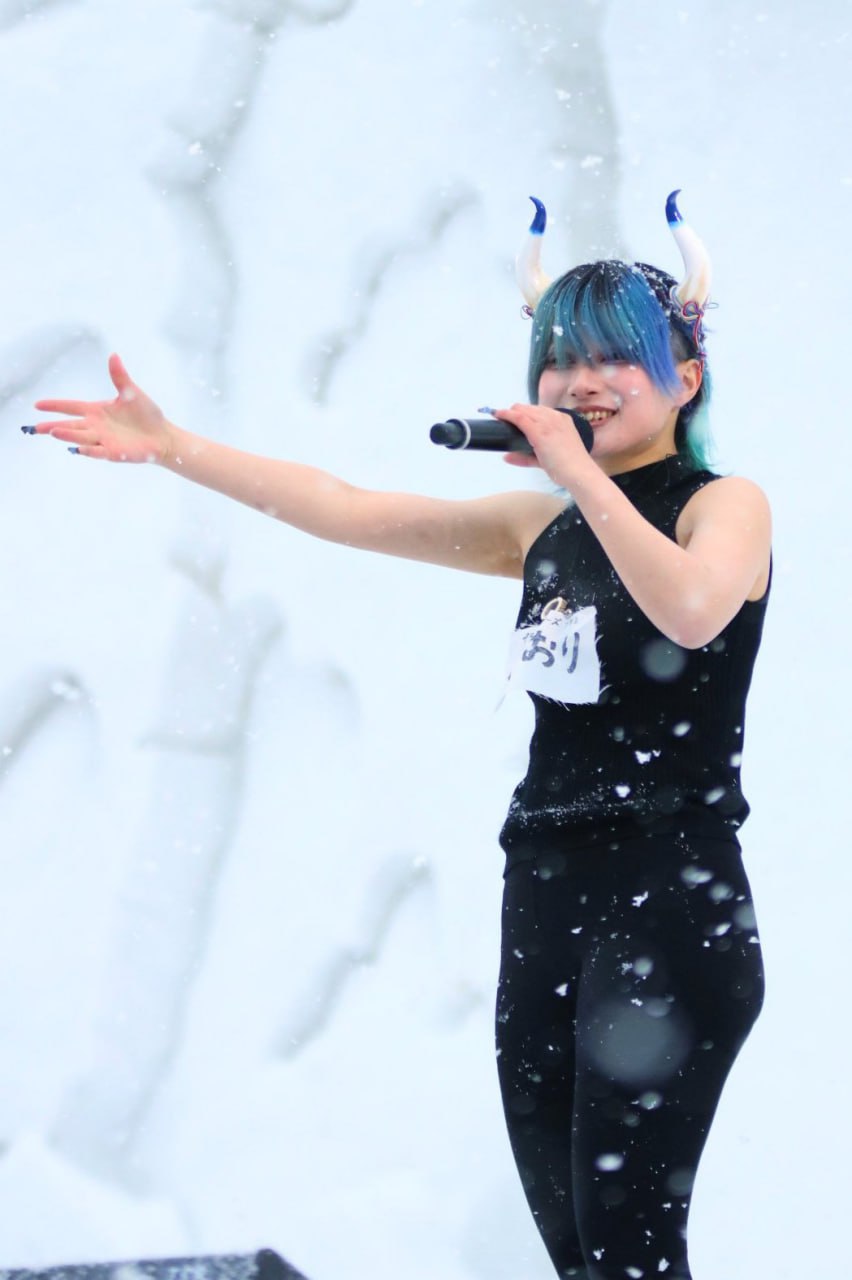 Nhóm nữ cả cõi mạng kêu gọi tan rã: Mặc đồ bơi biểu diễn dưới trời tuyết, bị đe doạ phải đóng phim người lớn