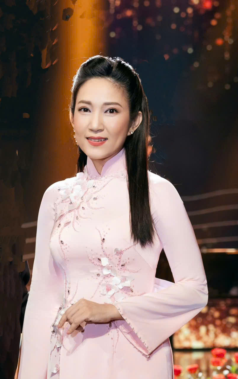 Việt Nam có NSND mang hàm Trung tá, là PGĐ Sở VH-TT TP.HCM: Showbiz từ già đến trẻ không ai dám đắc tội