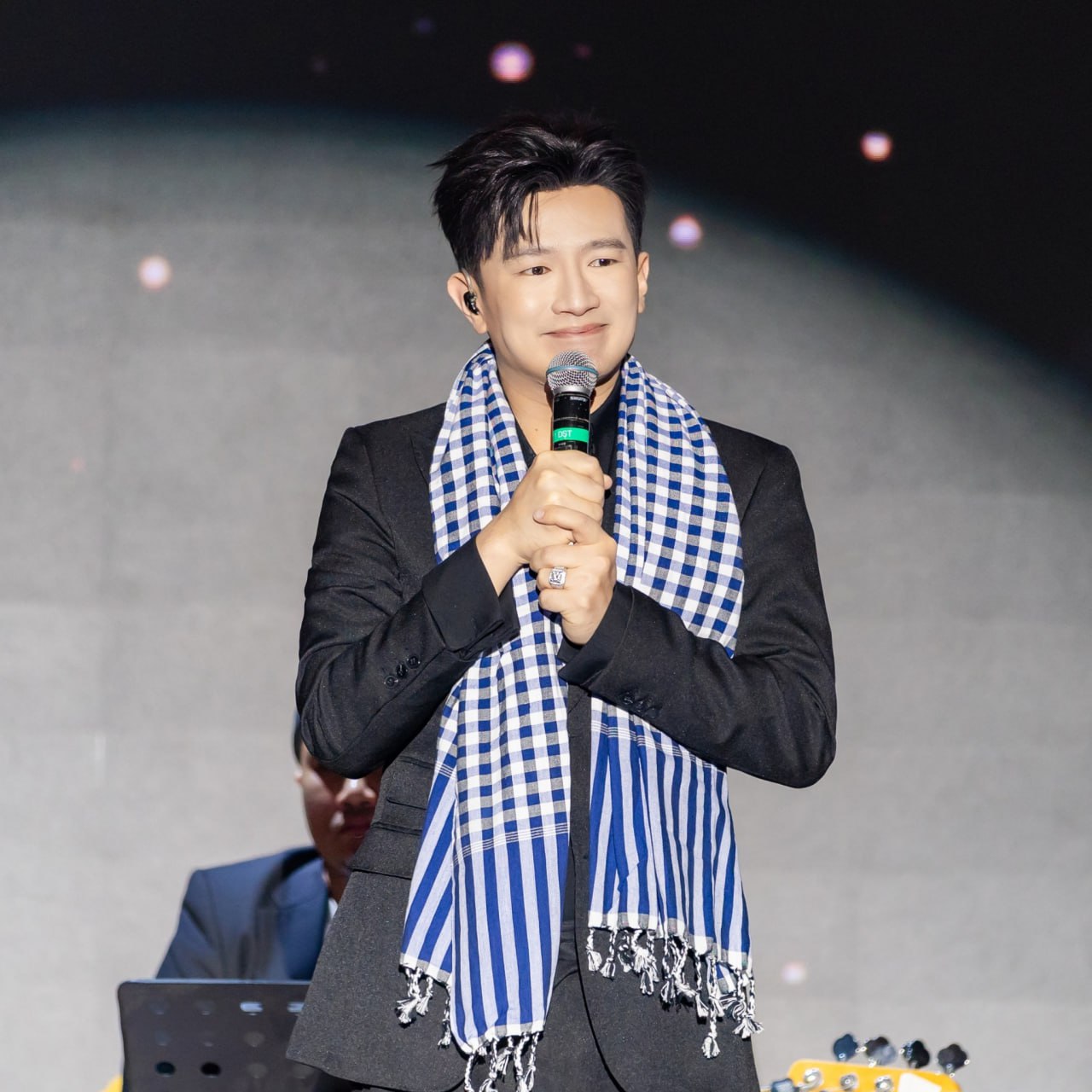 Thời gian gần đây, đam mê cầm mic của Dược Sĩ Tiến bỗng trở thành tâm điểm chú ý trên mạng (Ảnh: FBNV)