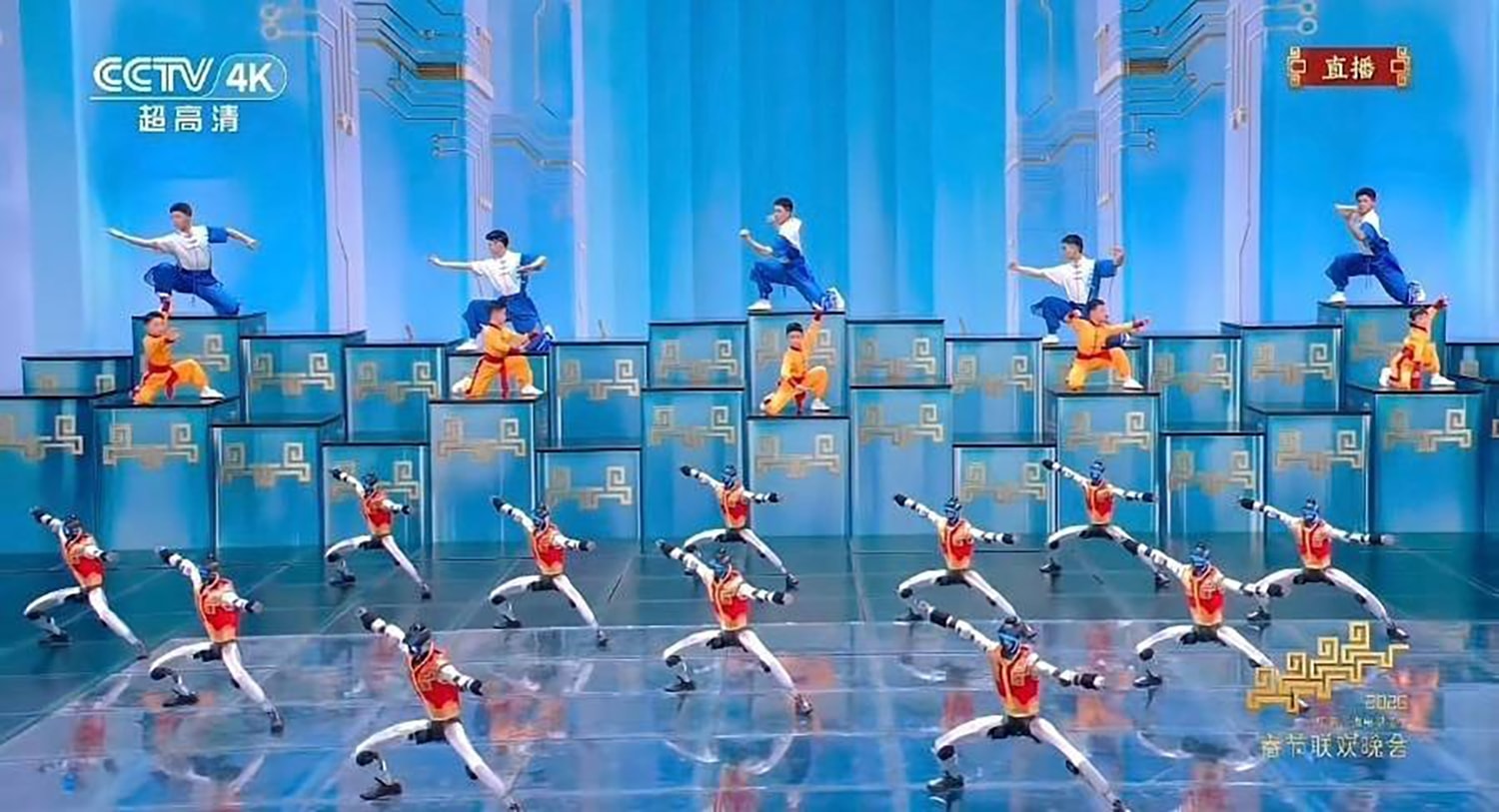 Nhiều khán giả dành lời khen cho sự đồng bộ và chính xác trong từng chuyển động của robot (Ảnh: CCTV)