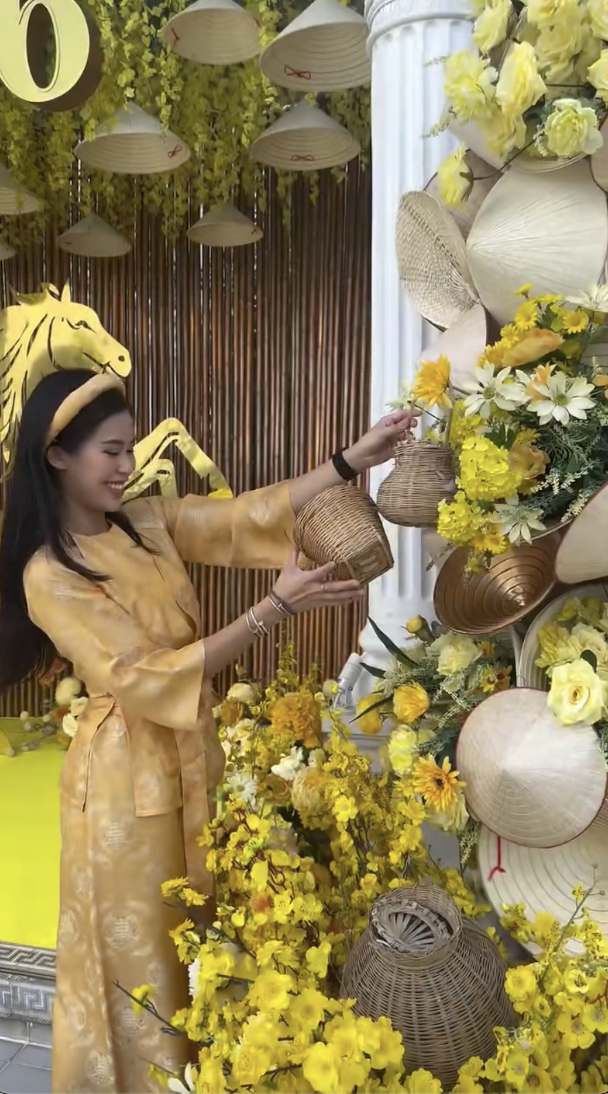 Ái nữ nhà tỷ phú pose dáng sương sương