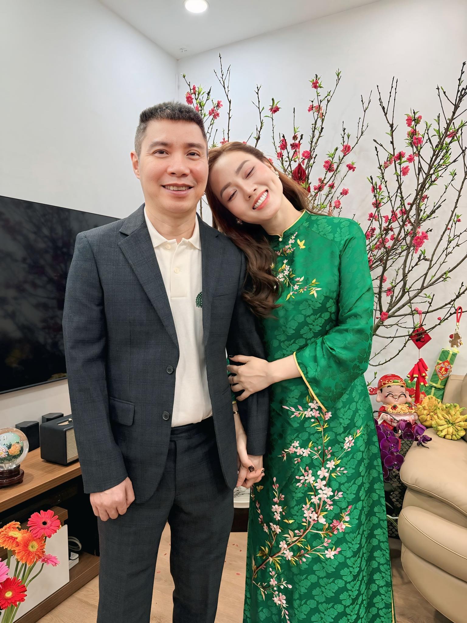 Hình ảnh năm mới được vợ Công Lý đăng tải (Ảnh: FBNV)