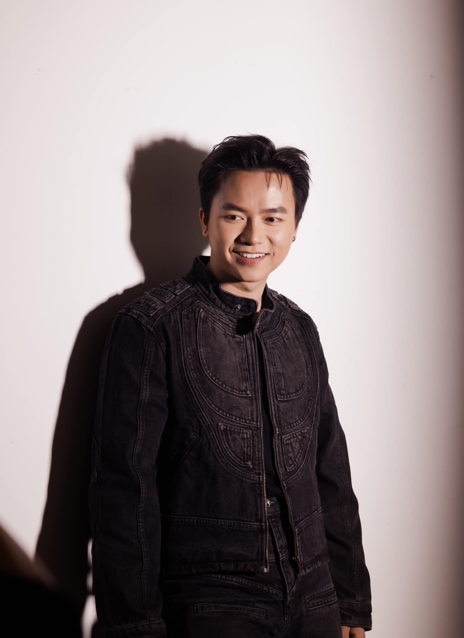 Đặc biệt, độ nhận diện của Bùi Công Nam tăng mạnh sau khi góp mặt trong chương trình thực tế Anh Trai Vượt Ngàn Chông Gai (Ảnh: FBNV)