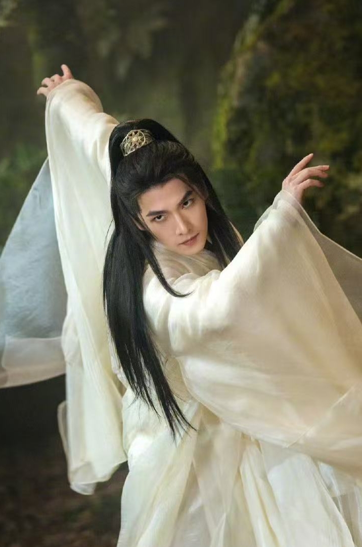 Sau thành công với Phàm Nhân Tu Tiên, khán giả rất mong anh sẽ tiếp tục gặt hái những thành tích tốt với Vũ Lâm Linh và Không Nhường Giang Sơn, qua đó vực dậy thị trường phim dài tập đang vô cùng lạnh lẽo.