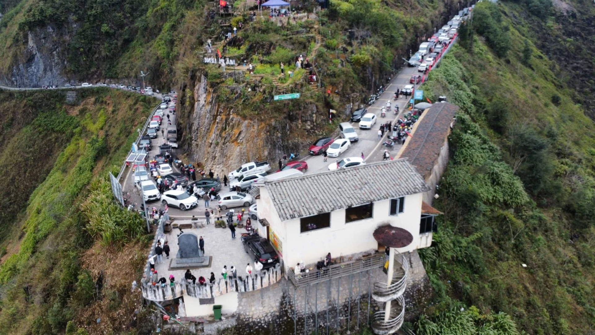 Đi chơi Tết mà cứ ngỡ đi làm giờ cao điểm, hàng loạt điểm du lịch nổi tiếng đông không kẽ hở ngày đầu năm