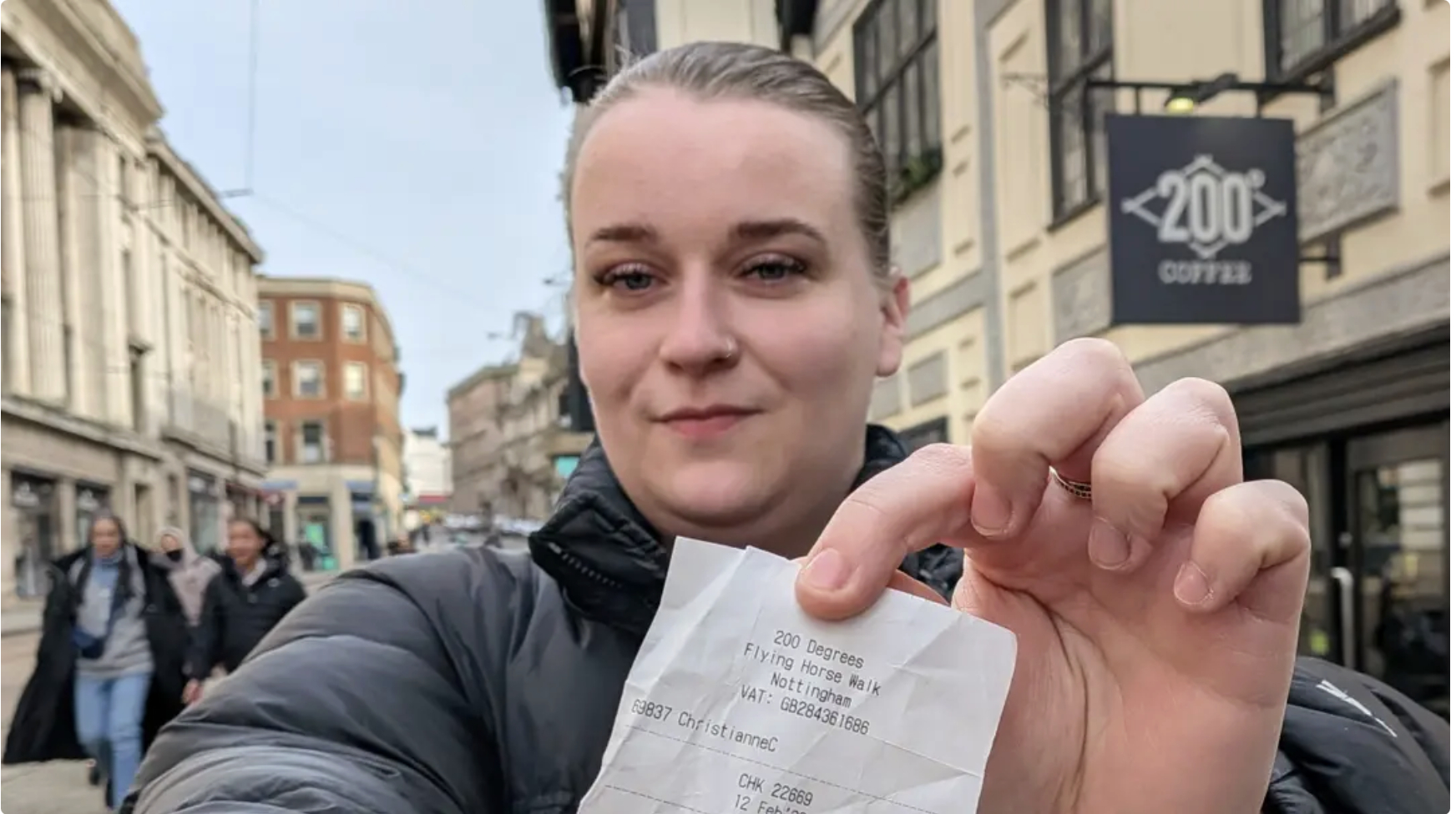 Quẹt thẻ mua matcha latte, cô gái 29 tuổi bỗng thành “người giàu nhất thế giới”: Tài sản vượt xa Elon Musk, gấp 22.500 lần quy mô kinh tế Anh