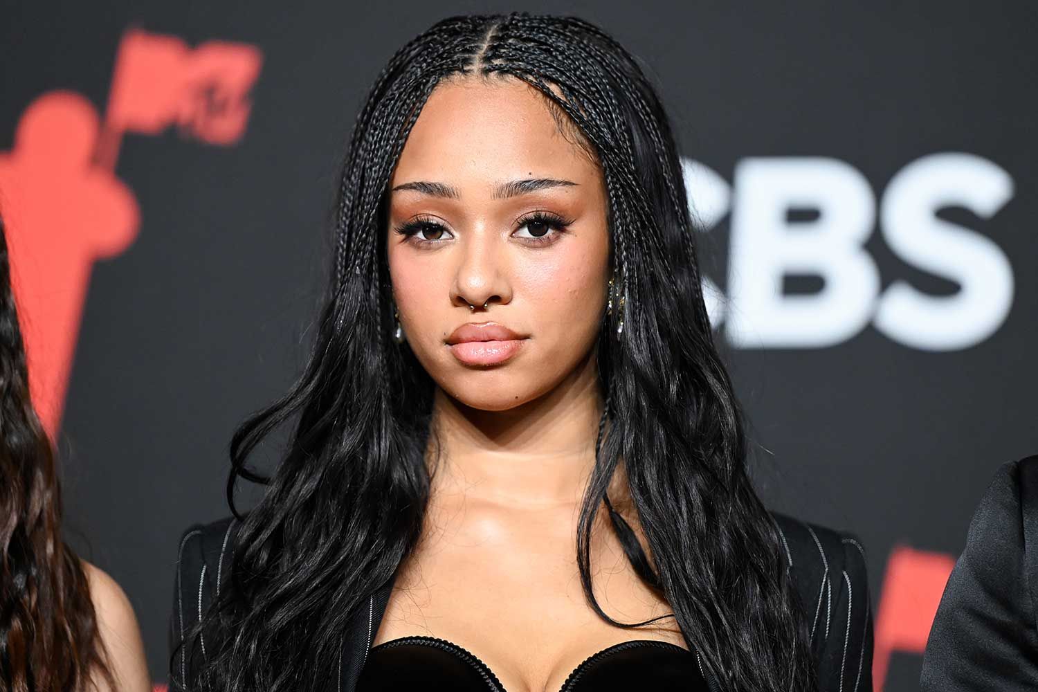 Nhiều khán giả bày tỏ sự bất ngờ và không giấu được lo lắng cho tình trạng sức khỏe của nữ thần tượng (Ảnh: X)