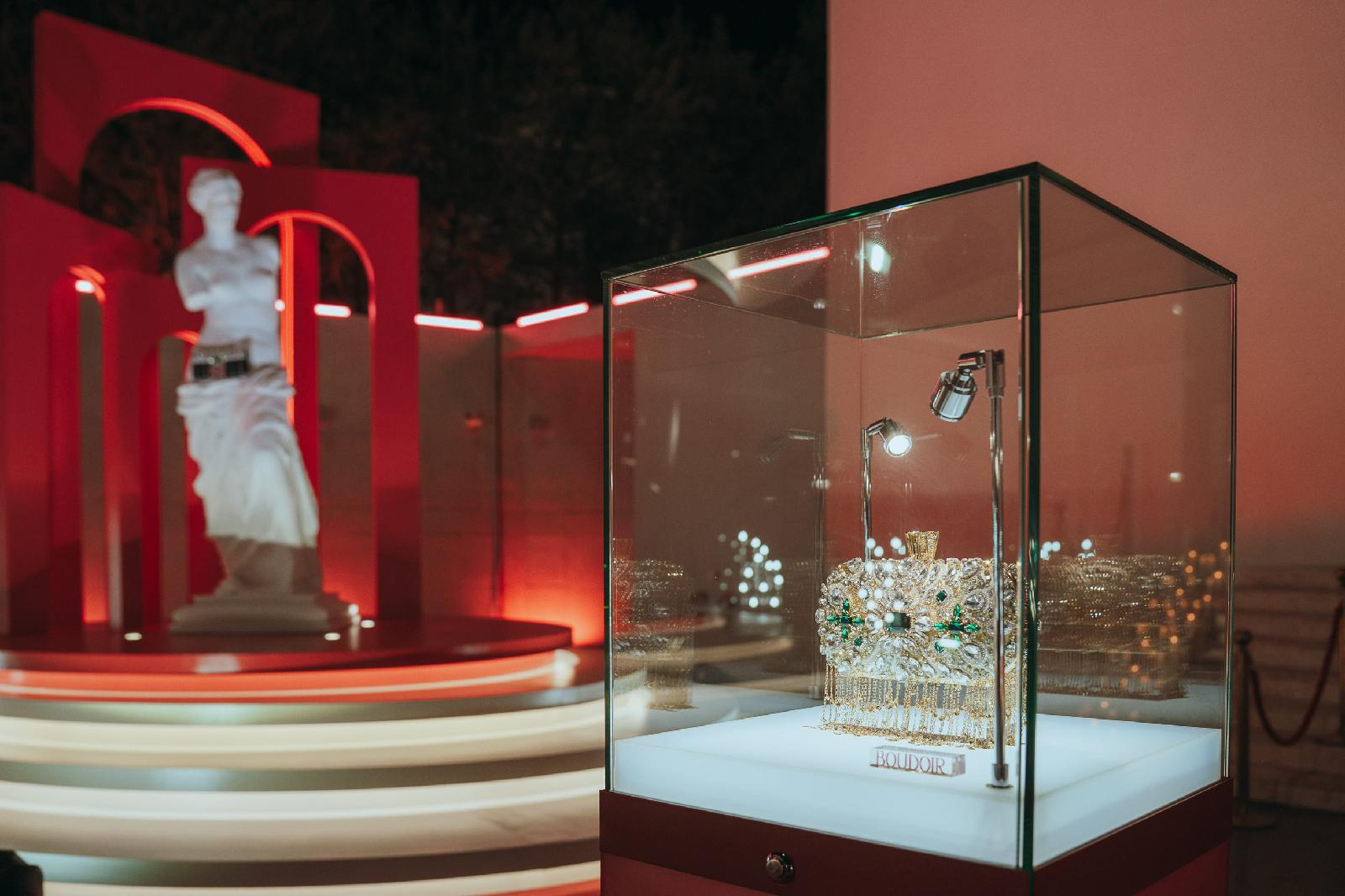 Từ chiếc bàn trong căn hầm đến lồng kính, chiếc túi Boudoir đã tăng giá trị lên 500 lần