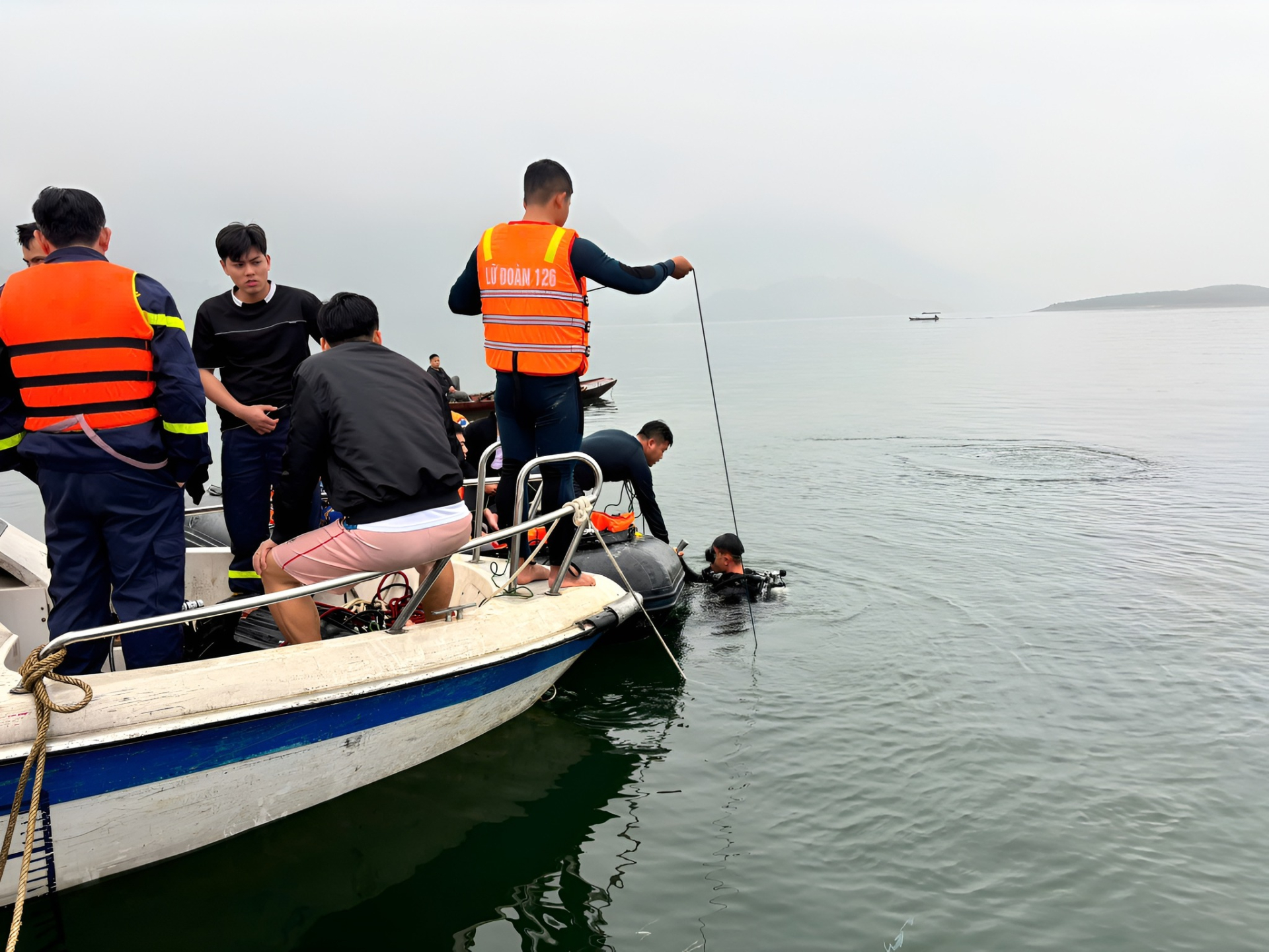 Lực lượng chức năng tiến hành tìm kiếm các nạn nhân