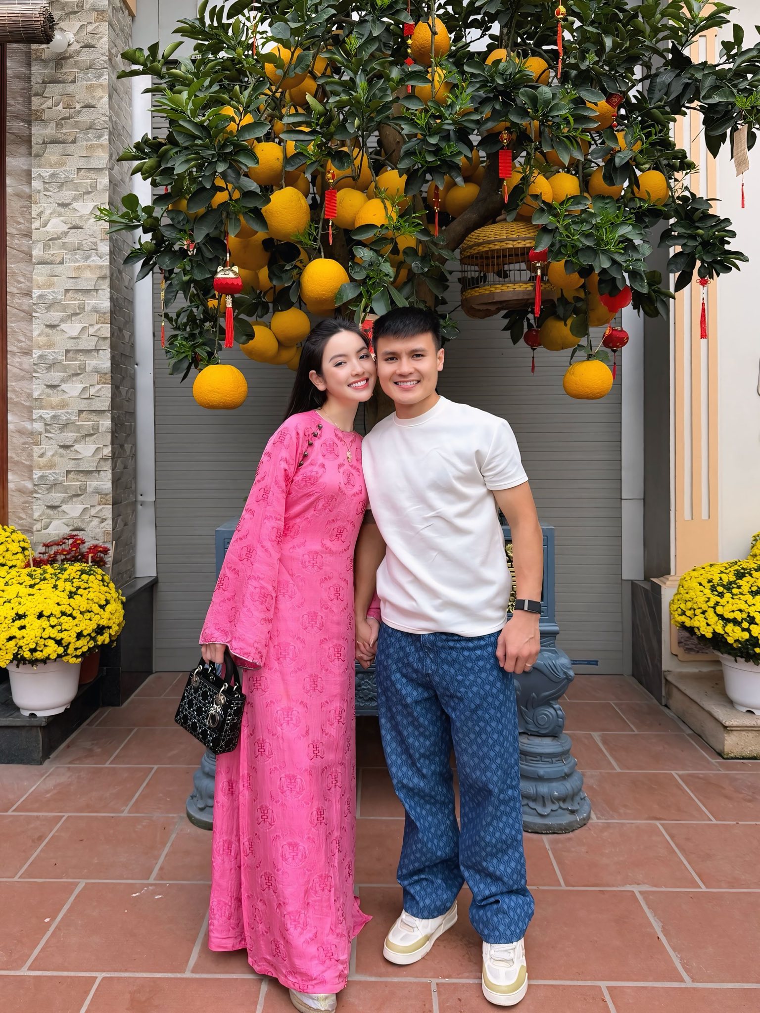 Chu Thanh Huyền cầm cả sấp 100k lì xì vẫn bị chê 