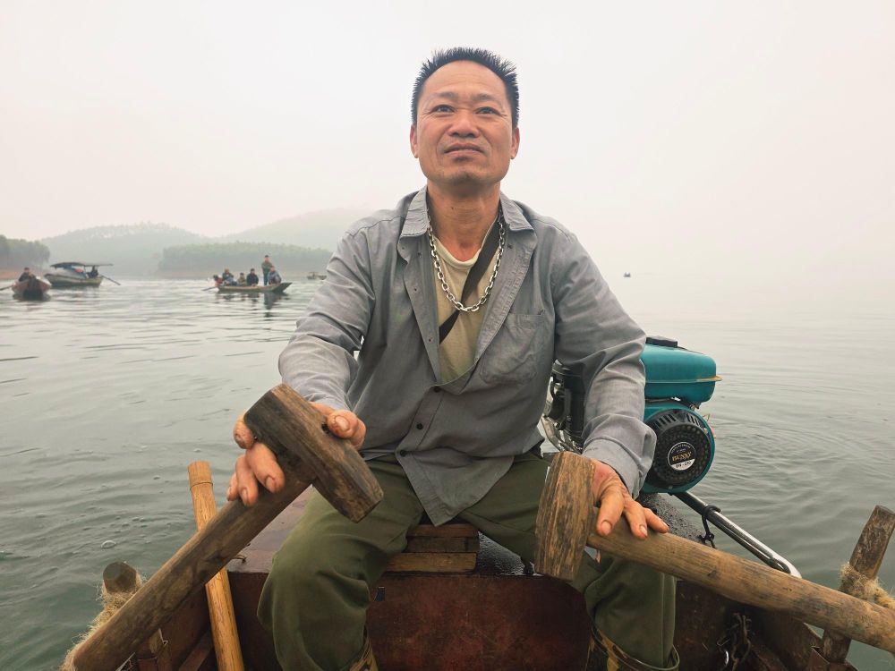 Anh Hà Ngọc Sơn (thôn Trung Sơn, xã Bảo Ái, tỉnh Lào Cai) đã không chút do dự nổ máy thuyền, lao ra hiện trường, lần lượt kéo 6 người thoát nạn. Ảnh: Báo Xây dựng