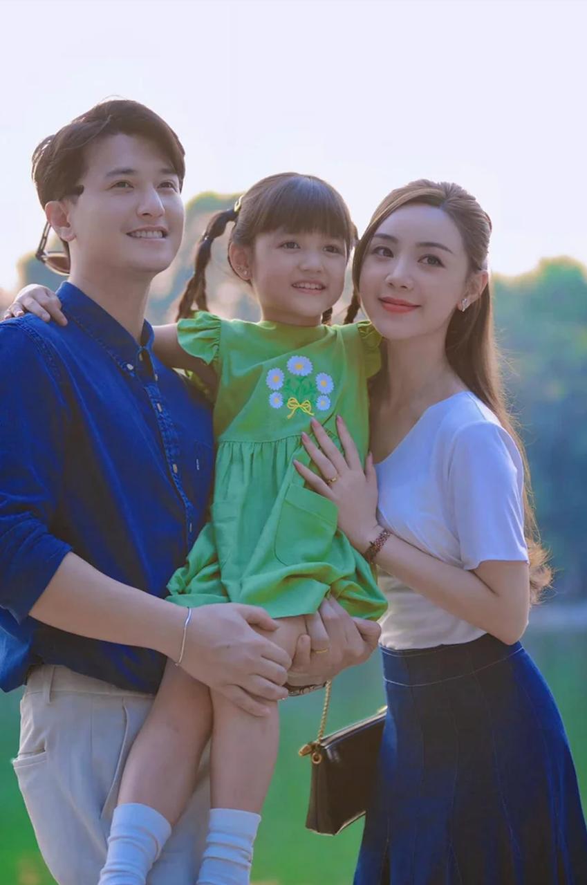 Cặp đôi Vbiz công khai âu yếm giữa phố gây náo loạn MXH, nhà gái nhan sắc mỹ lệ vô song