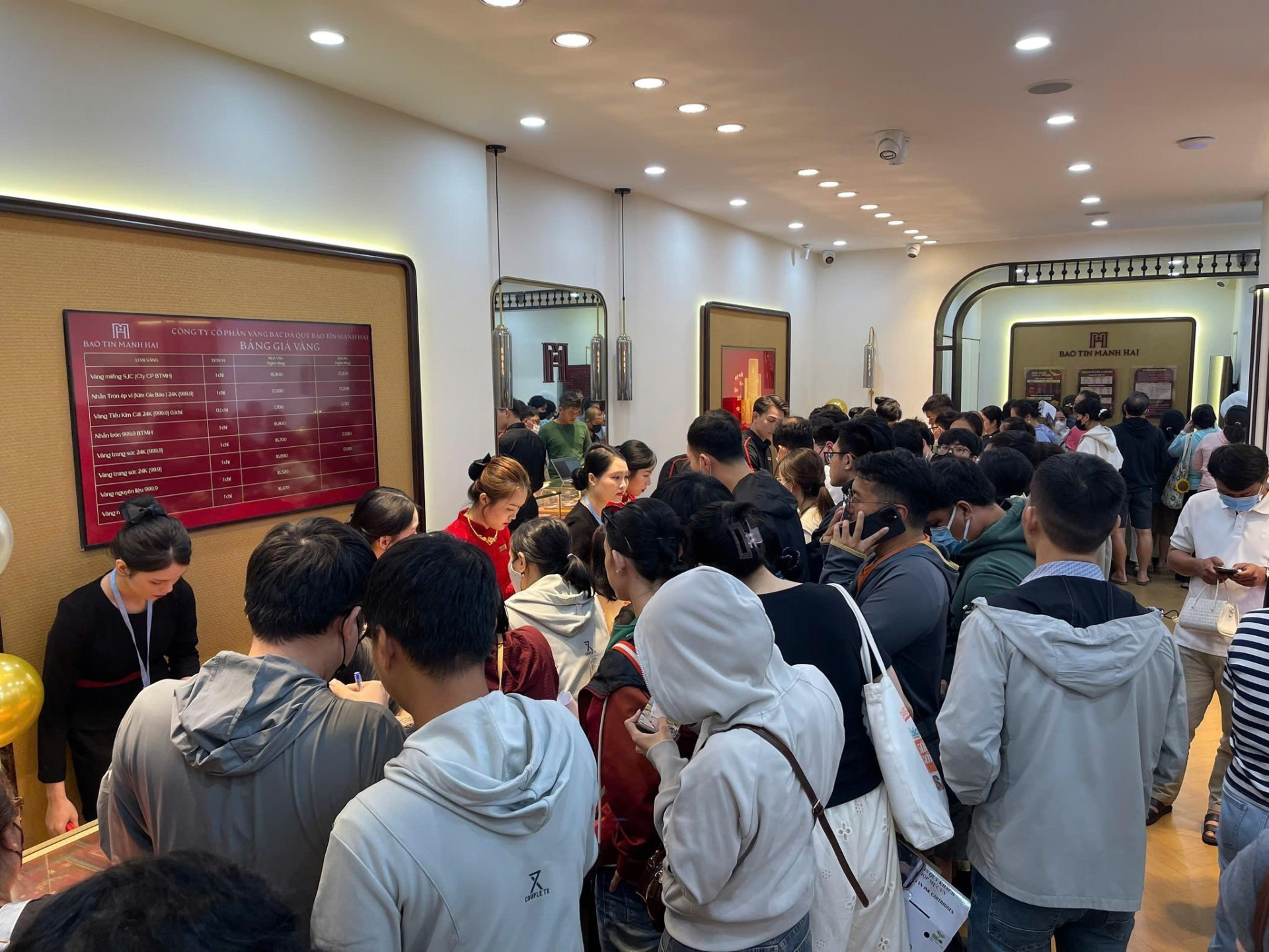   Cảnh tượng bên ngoài và bên trong cửa hàng Bảo Tín Mạnh Hải ở TP.HCM. (Ảnh Bảo Tín Mạnh Hải).  