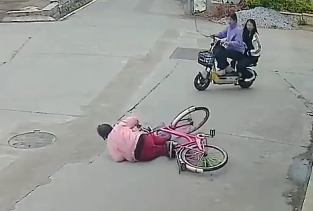 Diễn biến mới vụ 2 nữ sinh đỡ cụ bà ngã xe, bị đòi bồi thường 844 triệu đồng