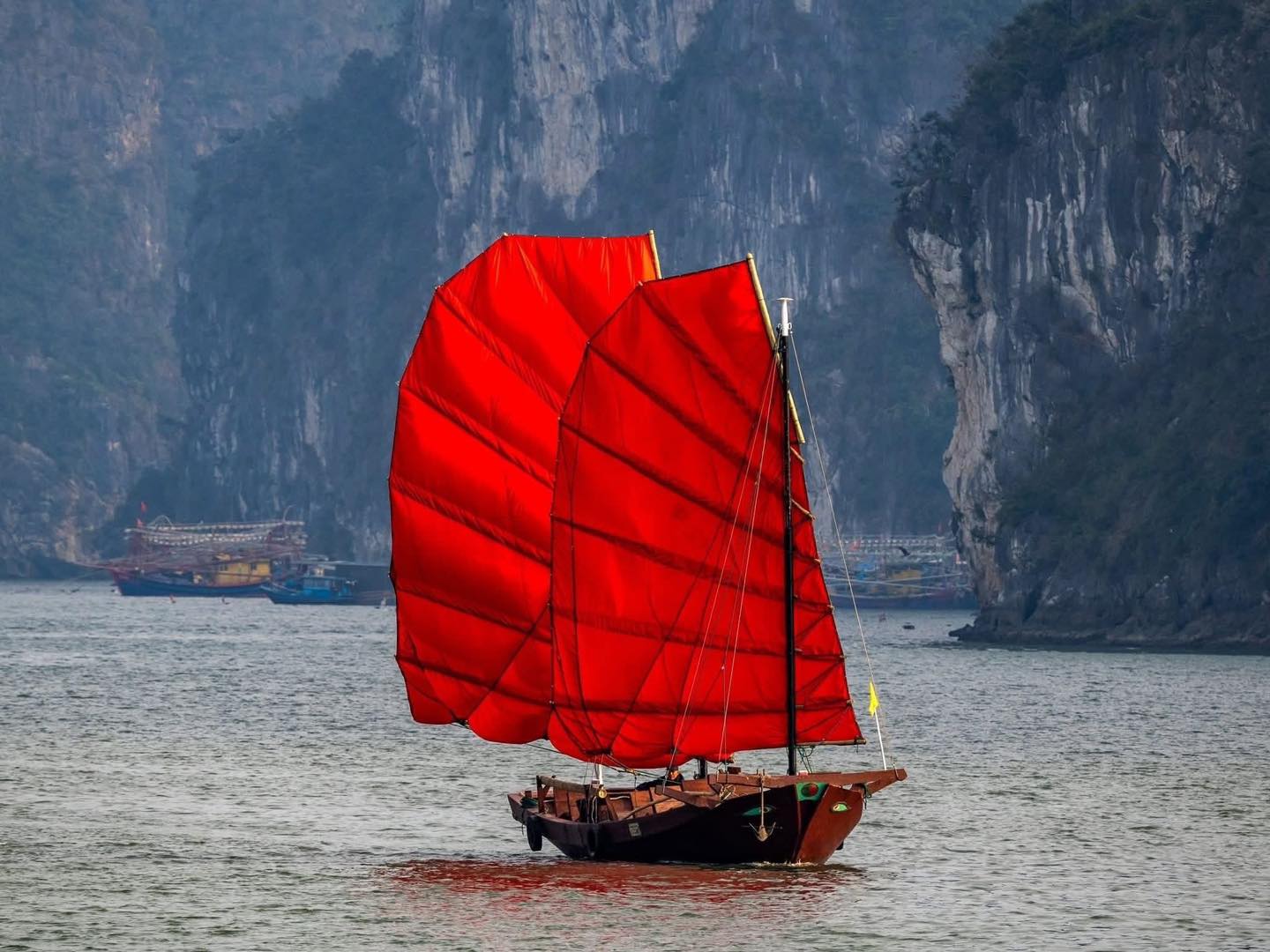 Chán cảnh check-in đền chùa, dàn nàng thơ xắn áo dài lội đá để chụp với thuyền buồm đỏ rực tại Hạ Long sau 10 năm