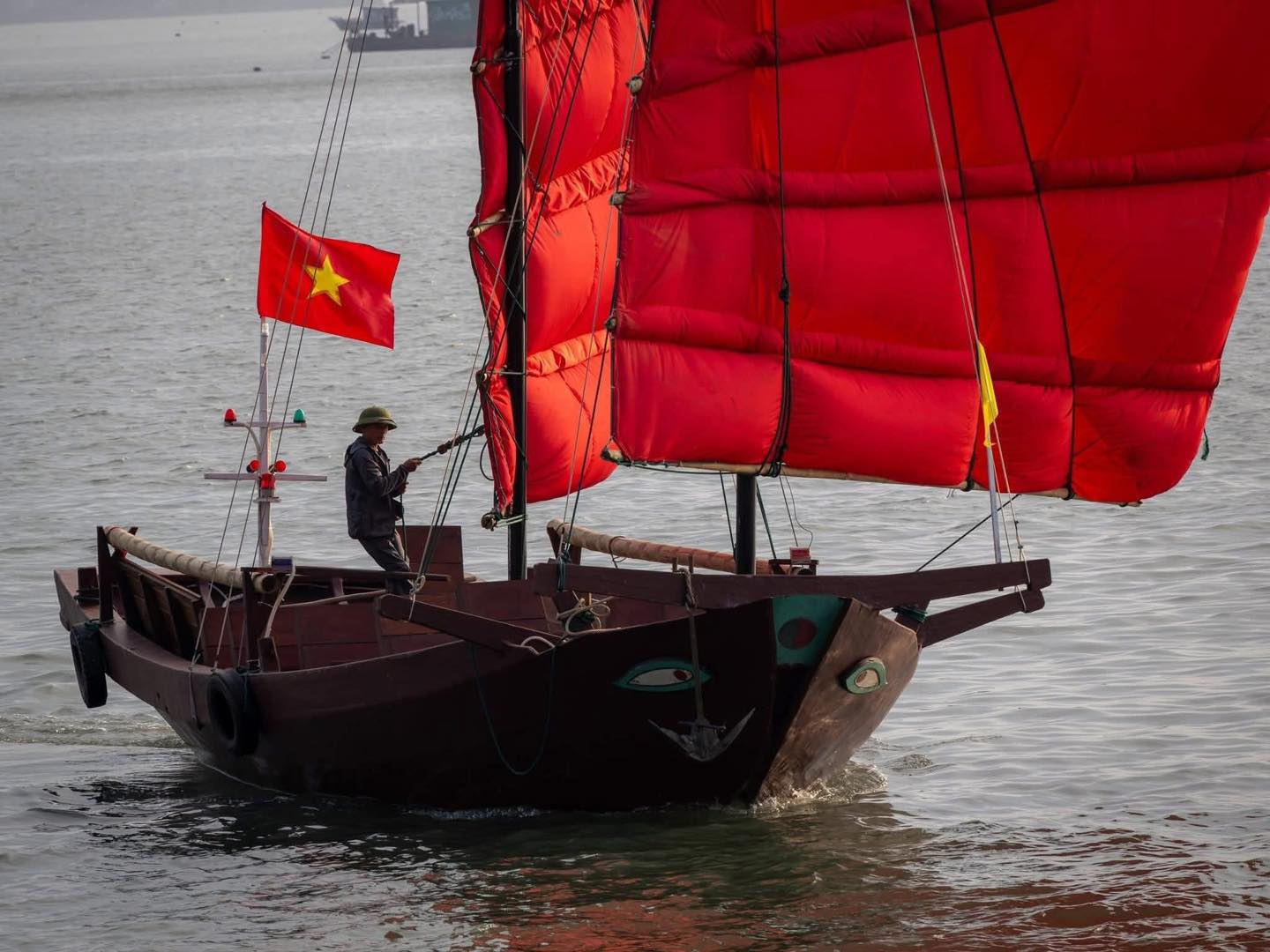 Thuyền buồm đỏ tái xuất Hạ Long khiến nhiều người bồi hồi. Ảnh: Mai Hương